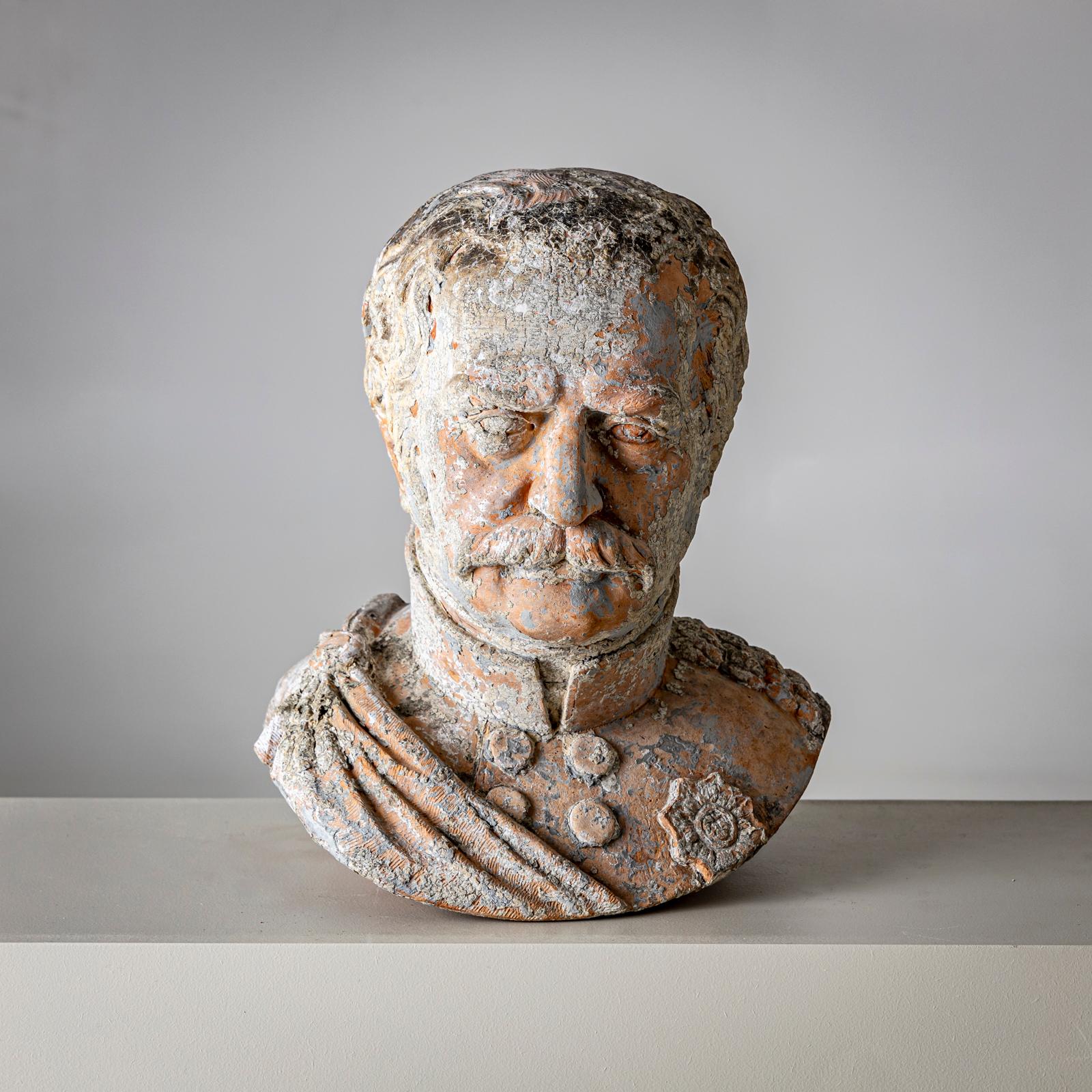 Due busti in terracotta con patina in uniforme con decorazioni militari e spalline dei feldmarescialli prussiani conte Neidhardt von Gneisenau (1760-1831) e principe Leberecht von Blücher (1742-1819). Firmato Louis Weiss, 1858