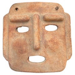 Lámpara de terracota con máscara iluminada con velas