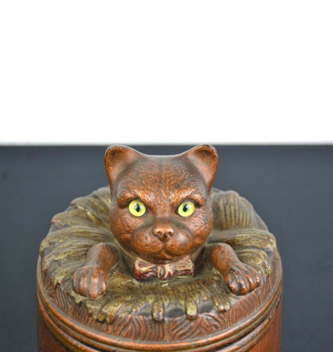 Art nouveau Jarre à tabac en terre cuite Humidor Barrel Cat en vente