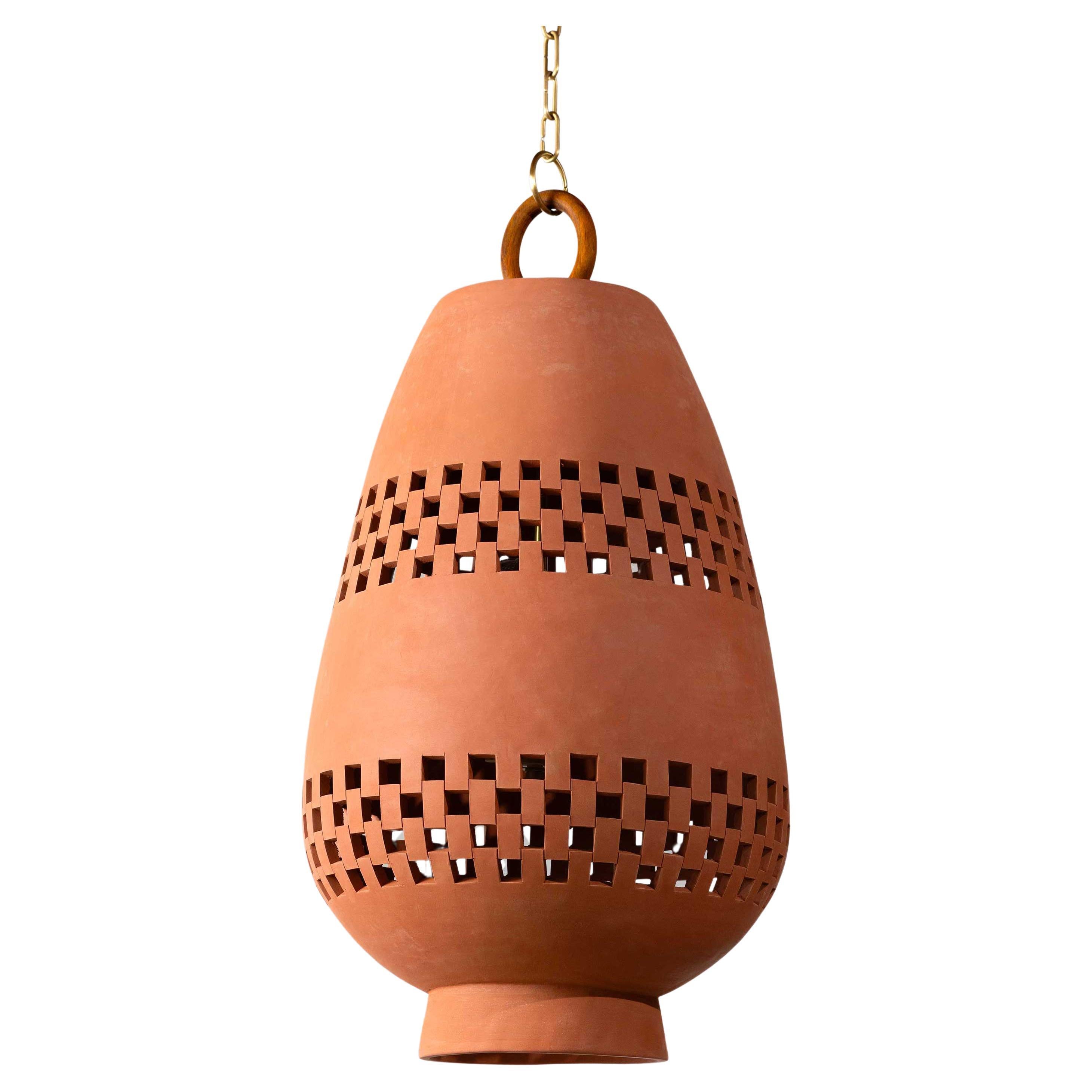 Terrakotta-Keramik-Pendelleuchte XL, gebürstetes Messing, Ajedrez Atzompa Kollektion im Angebot
