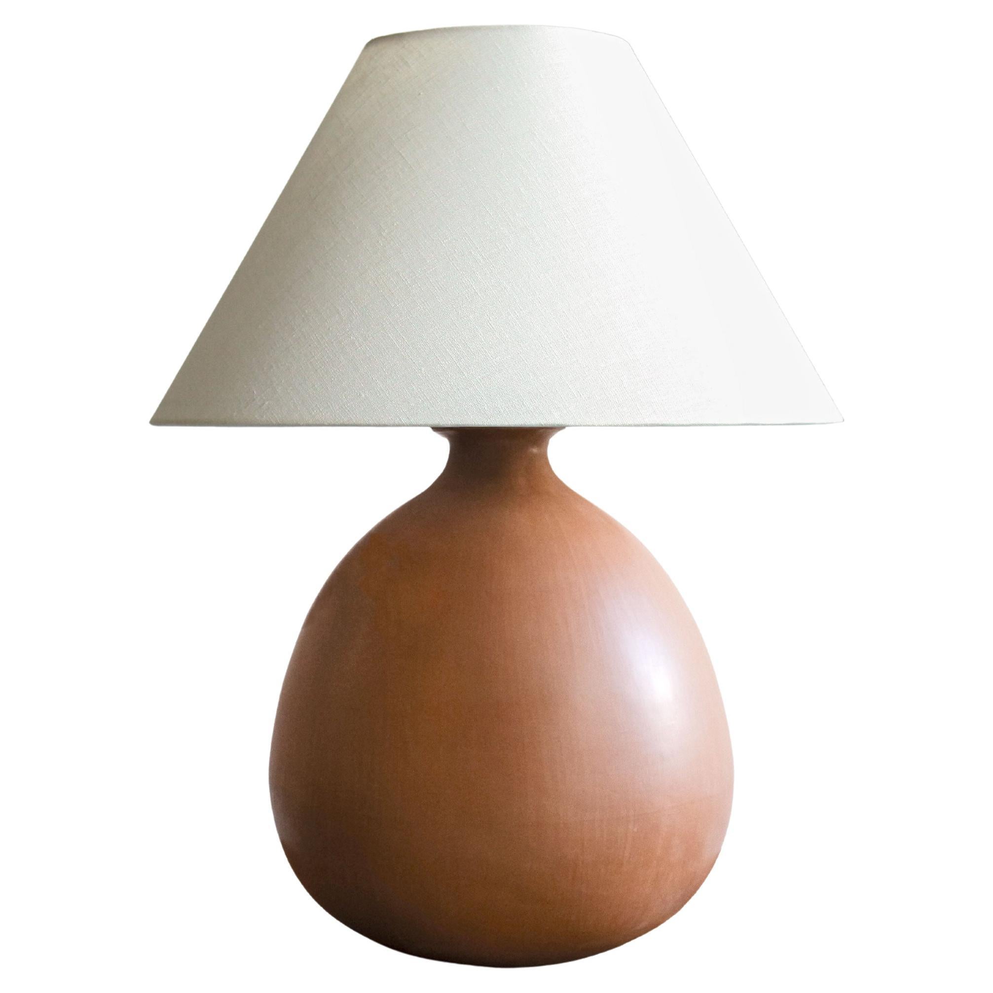 Lampada da tavolo in ceramica di terracotta con paralume in lino bianco, Barro Bruñido