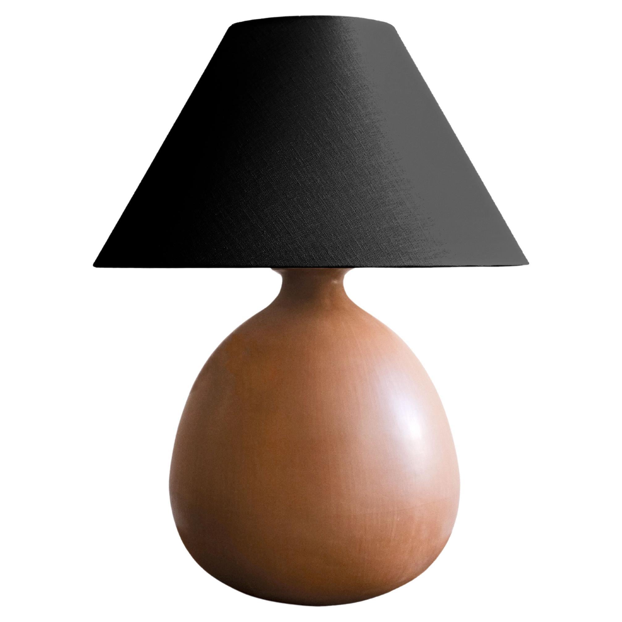 Lampada da tavolo in ceramica di terracotta con paralume in lino nero, Barro Bruñido