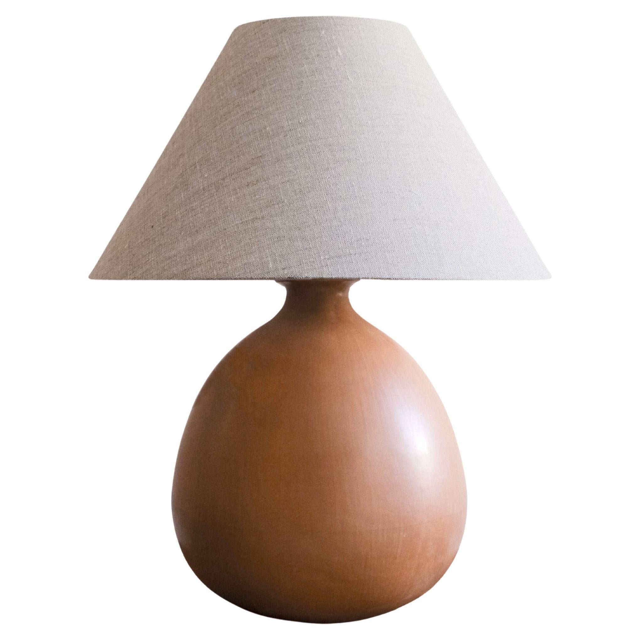 Lampada da tavolo in ceramica di terracotta con paralume in lino color avena, Barro Bruñido in vendita