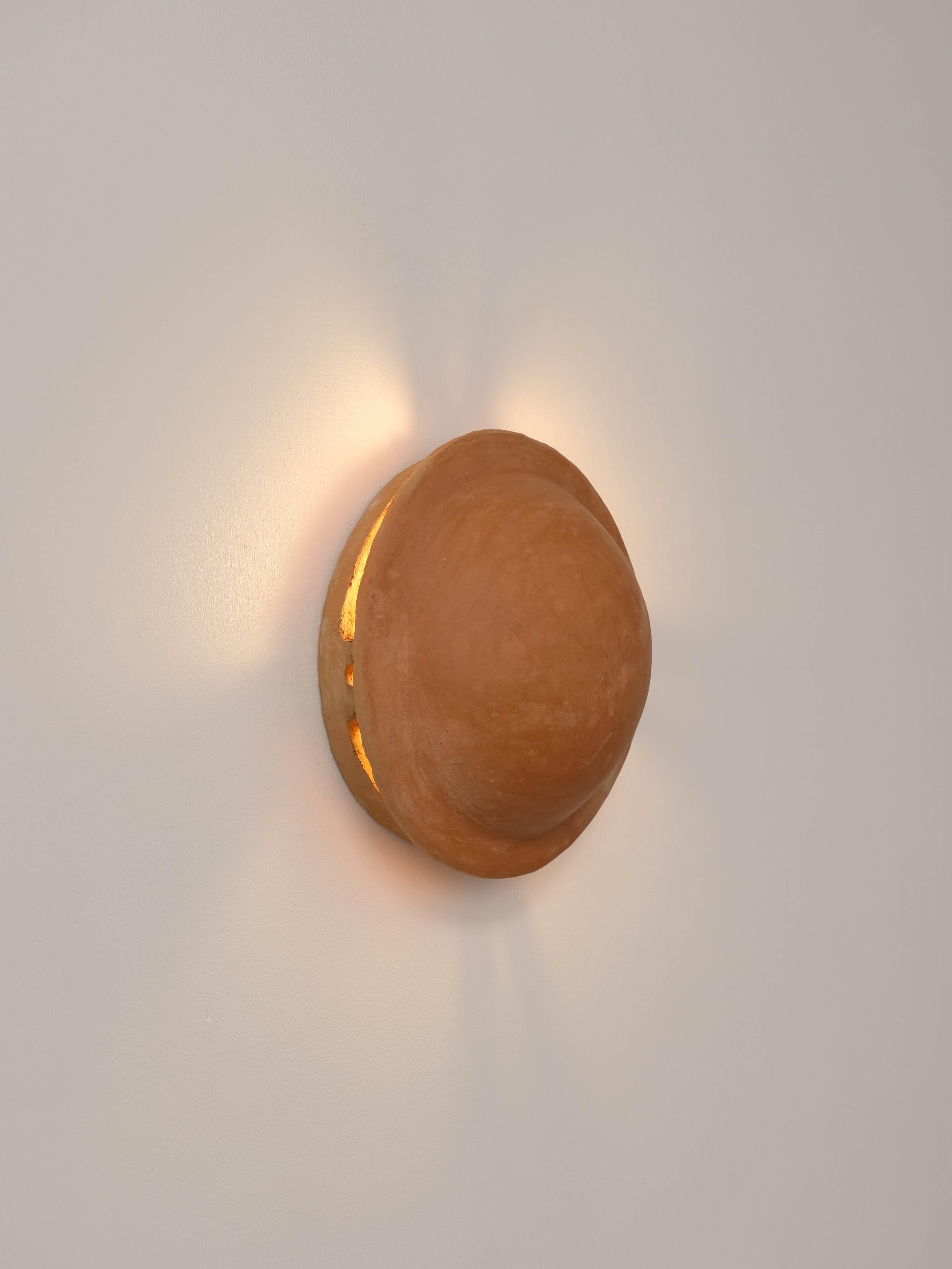 Lampada da parete in ceramica di terracotta realizzata con argilla nativa da Memòri Studio in vendita 6