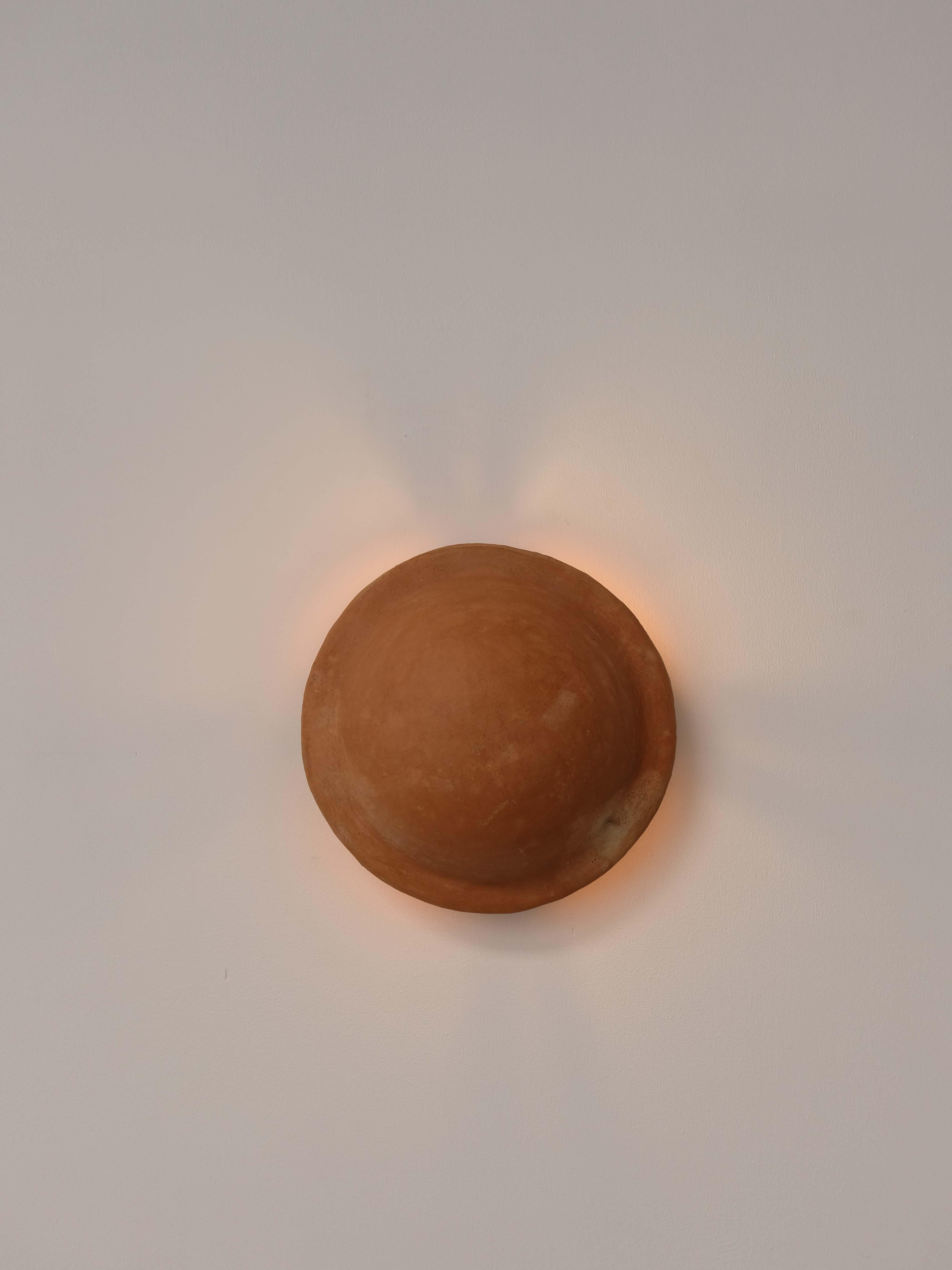 Lampada da parete in ceramica di terracotta realizzata con argilla nativa da Memòri Studio in vendita 9