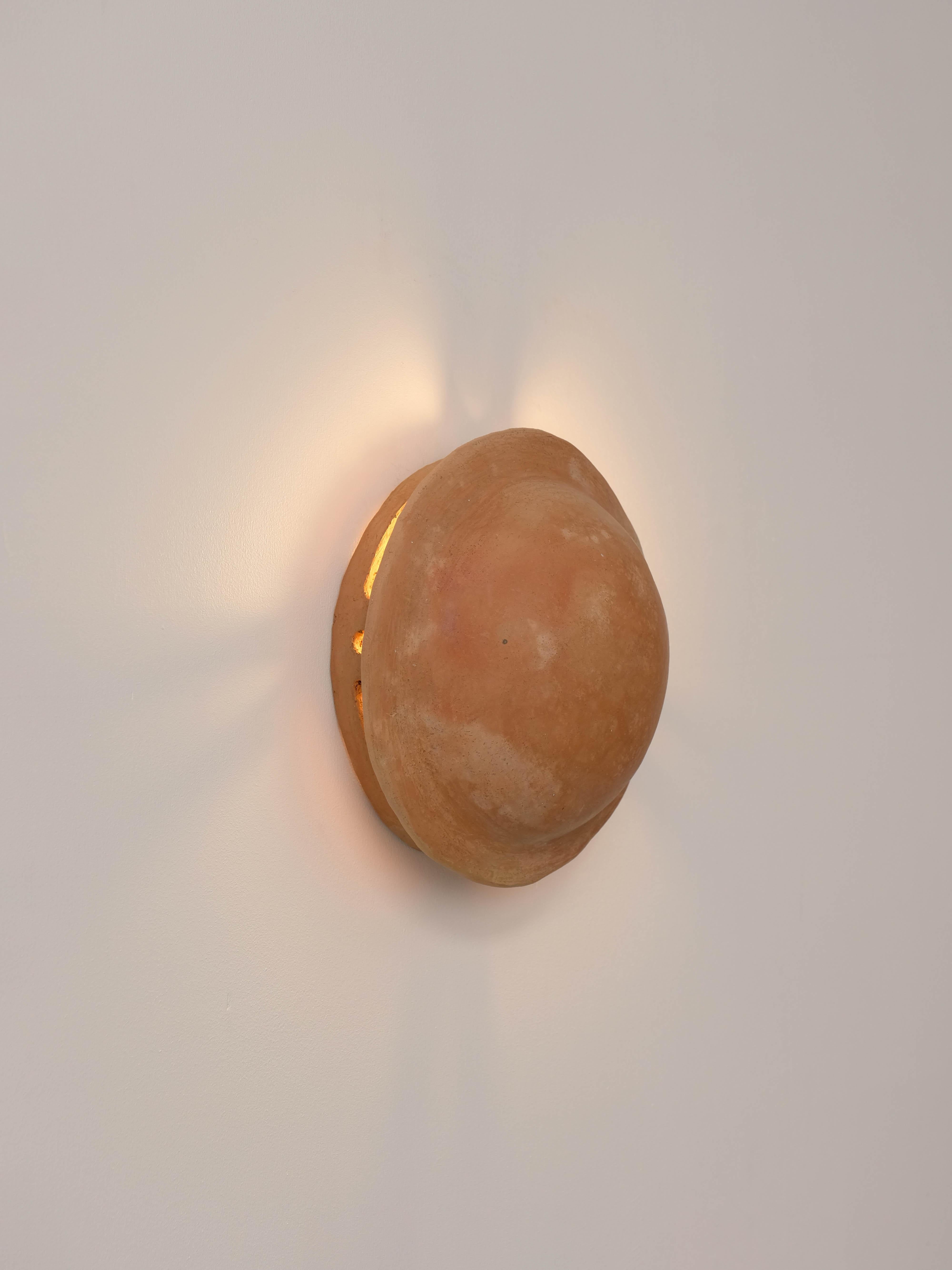 Lampada da parete in ceramica di terracotta realizzata con argilla nativa da Memòri Studio in vendita 11