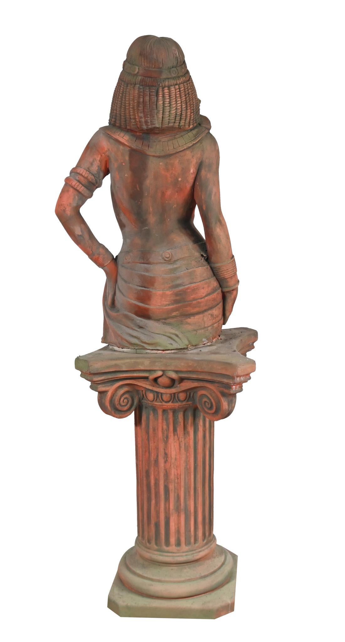 Estatua de terracota de Cleopatra Figura egipcia clásica de jardín en Bueno estado para la venta en Potters Bar, GB