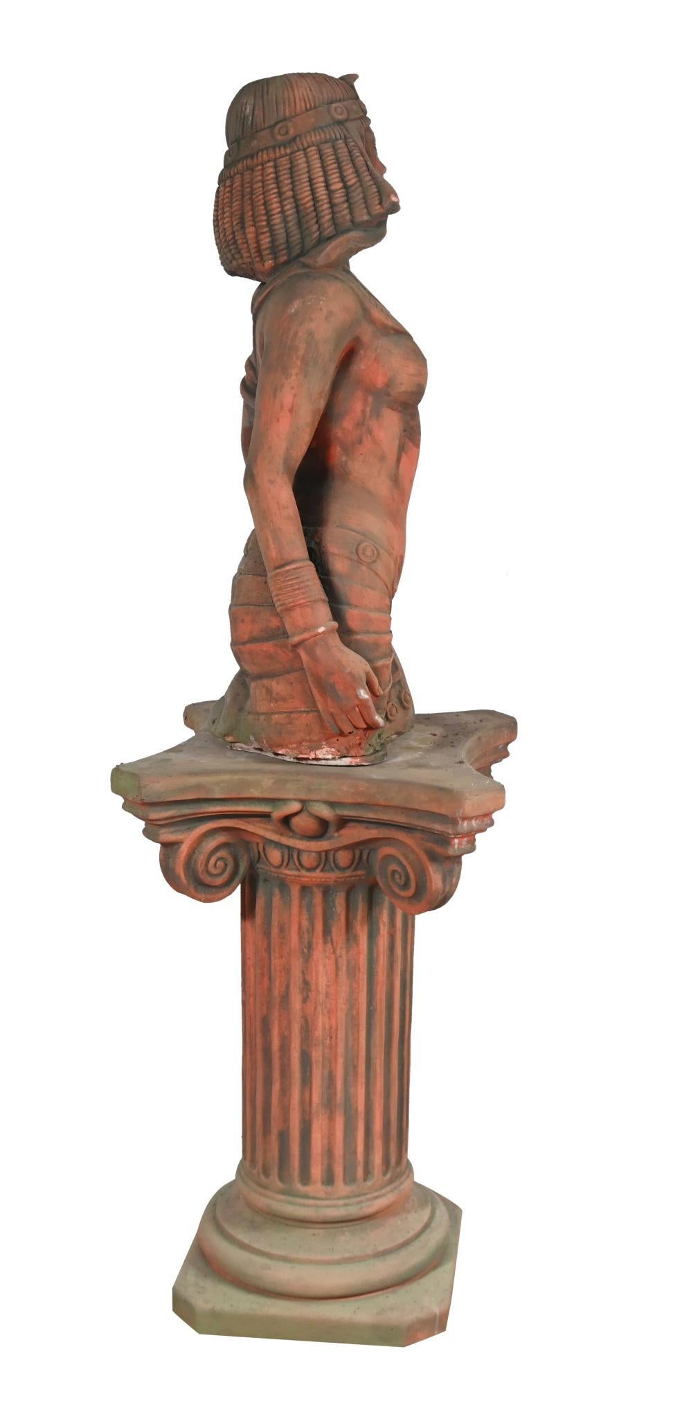 Estatua de terracota de Cleopatra Figura egipcia clásica de jardín finales del siglo XX en venta