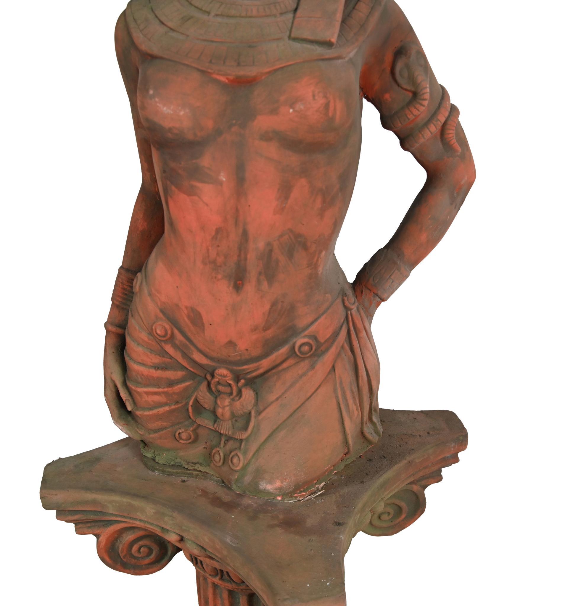 Estatua de terracota de Cleopatra Figura egipcia clásica de jardín en venta 2