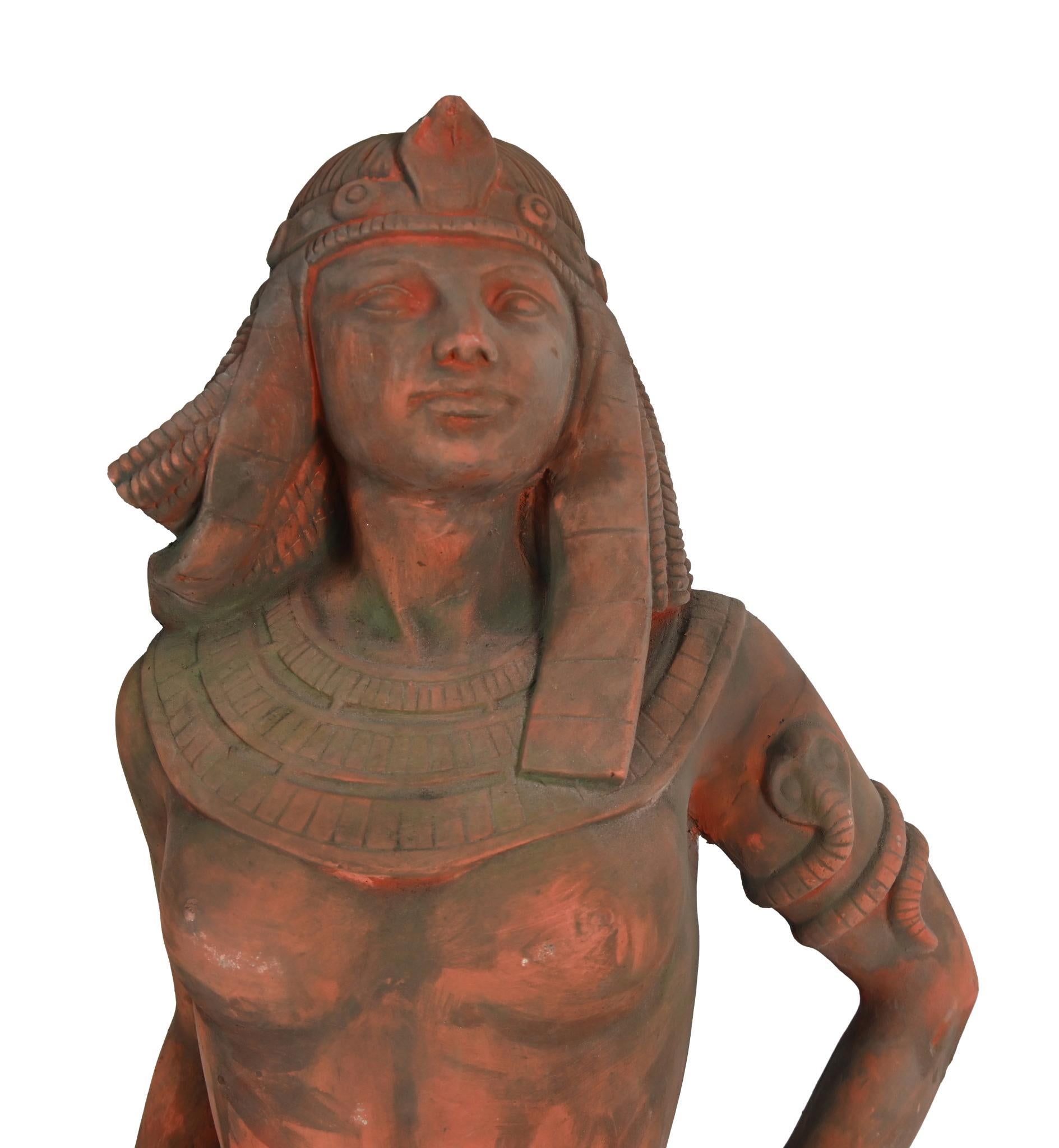 Estatua de terracota de Cleopatra Figura egipcia clásica de jardín en venta 3
