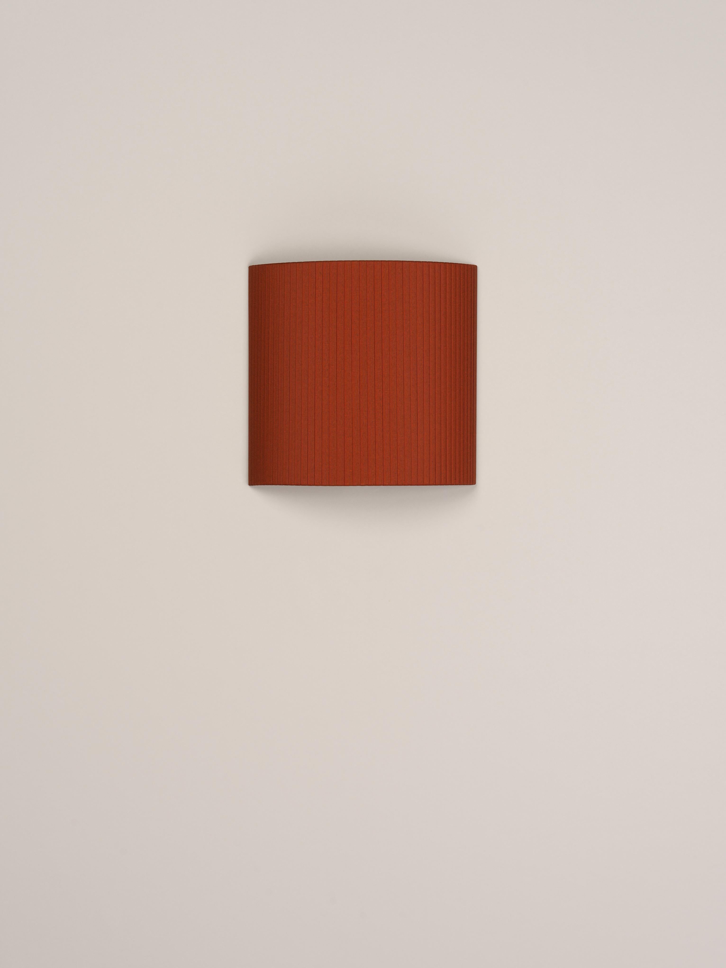 Terracotta Comodín Cuadrado wall lamp by Santa & Cole
Dimensions: D 31 x W 13 x H 30 cm
Materials: Metal, ribbon.

This minimalist wall lamp humanises neutral spaces with its colourful and functional sobriety. The shade is fondly hand-ribboned,
