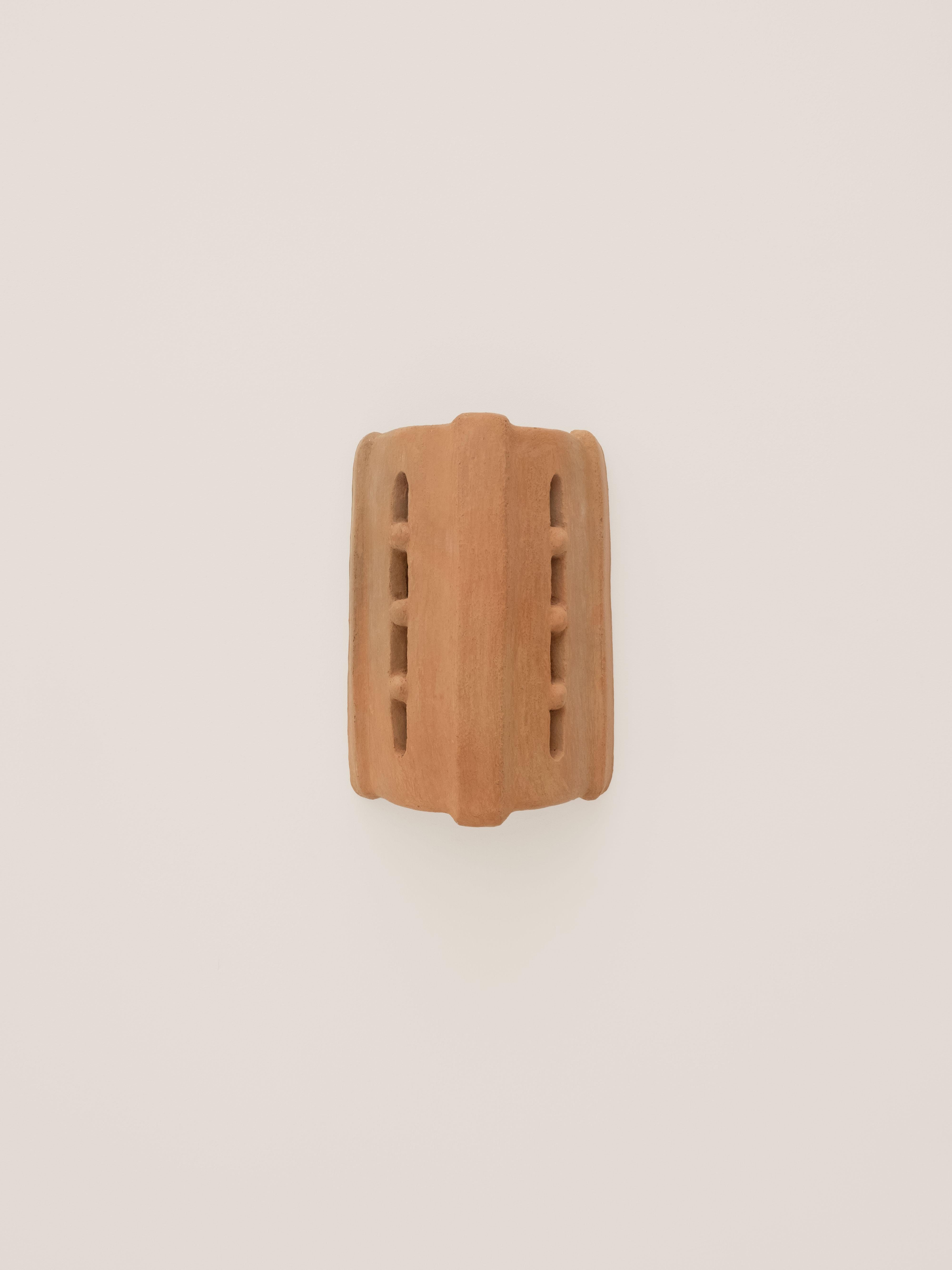 Aplique de cerámica contemporánea de terracota fabricado con arcilla local por memòri studio en venta 3