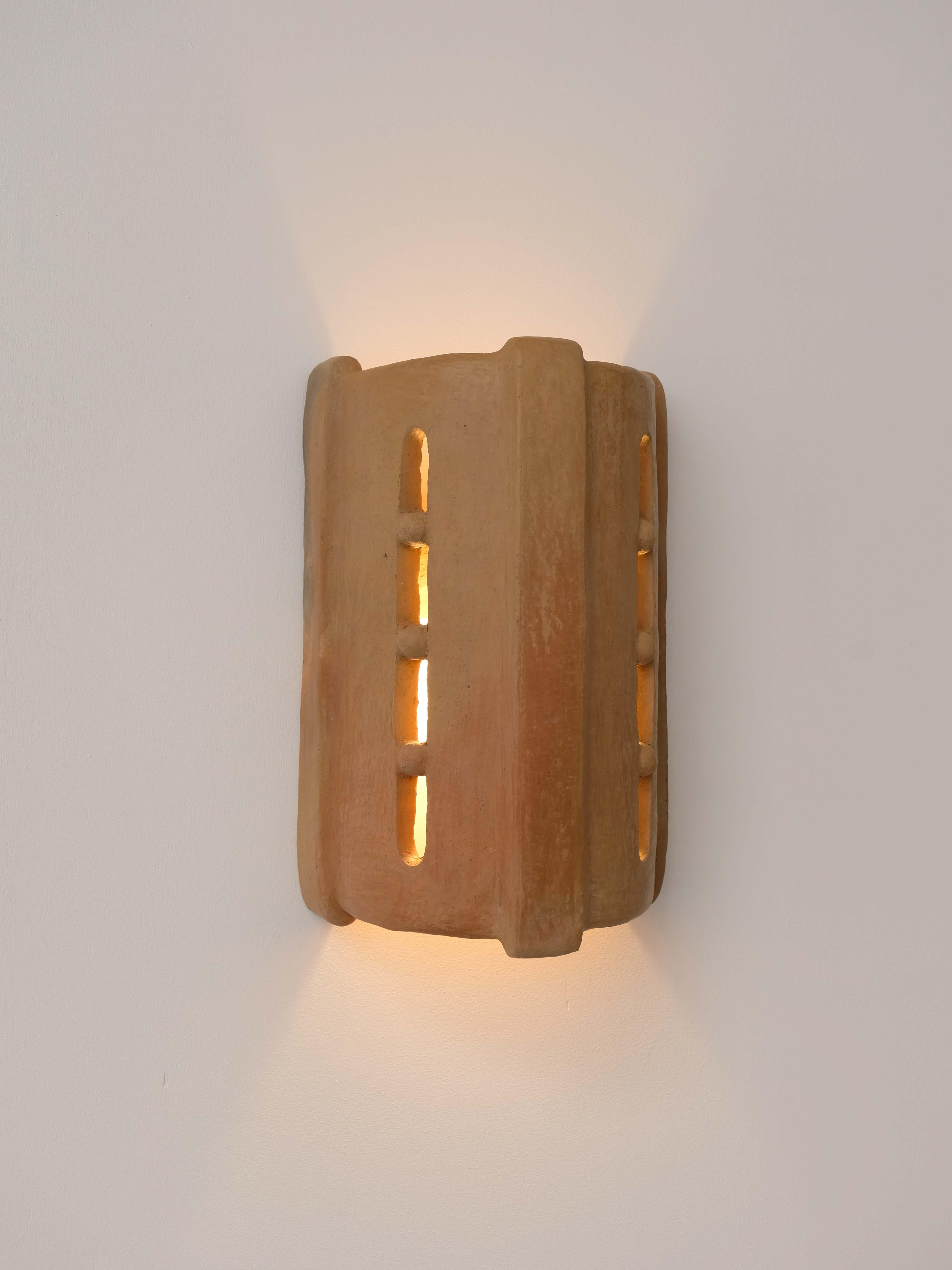 Aplique de cerámica contemporánea de terracota fabricado con arcilla local por memòri studio en venta 4