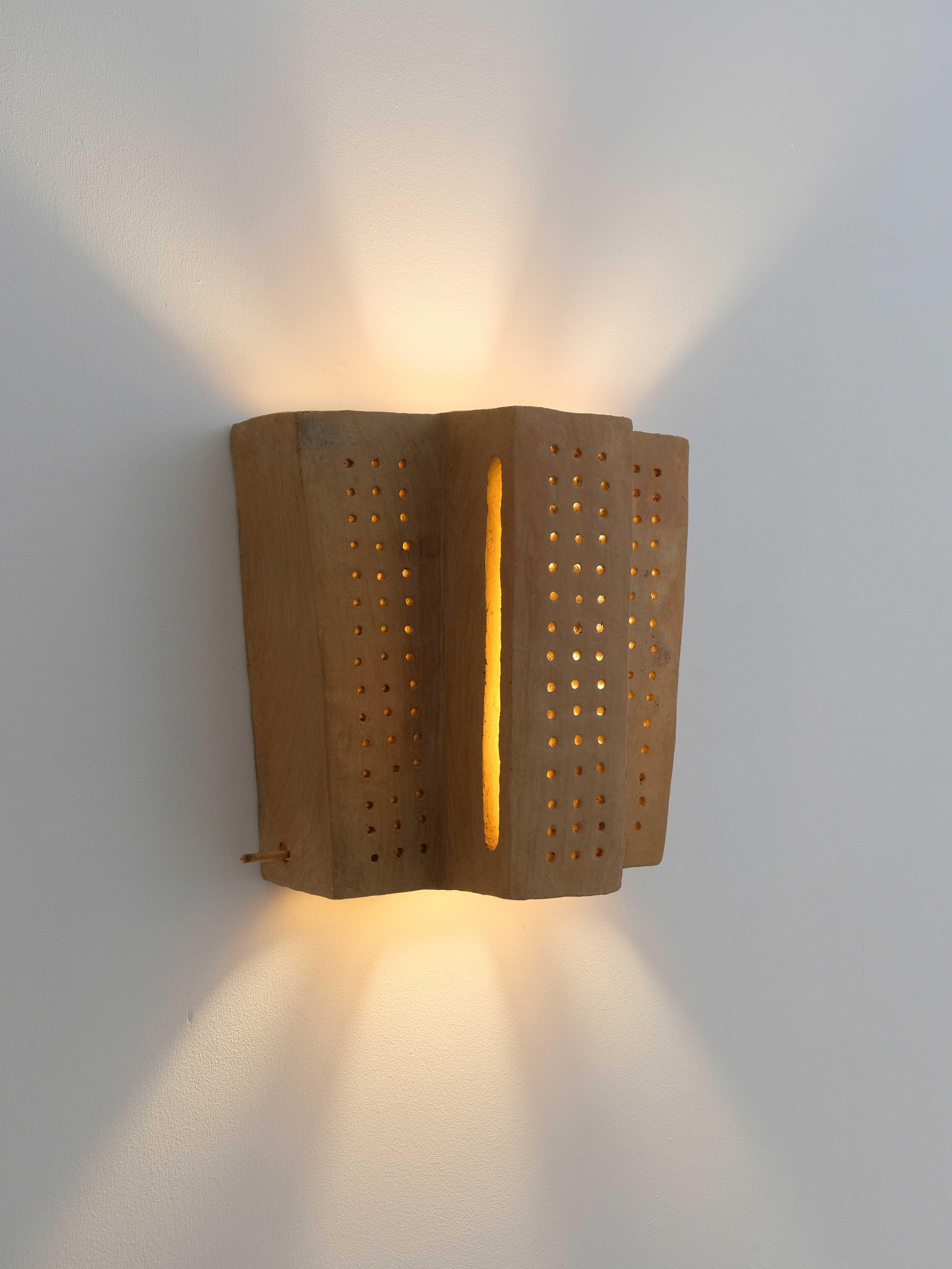 Aplique de cerámica contemporánea de terracota fabricado con arcilla local por memòri studio en venta 7