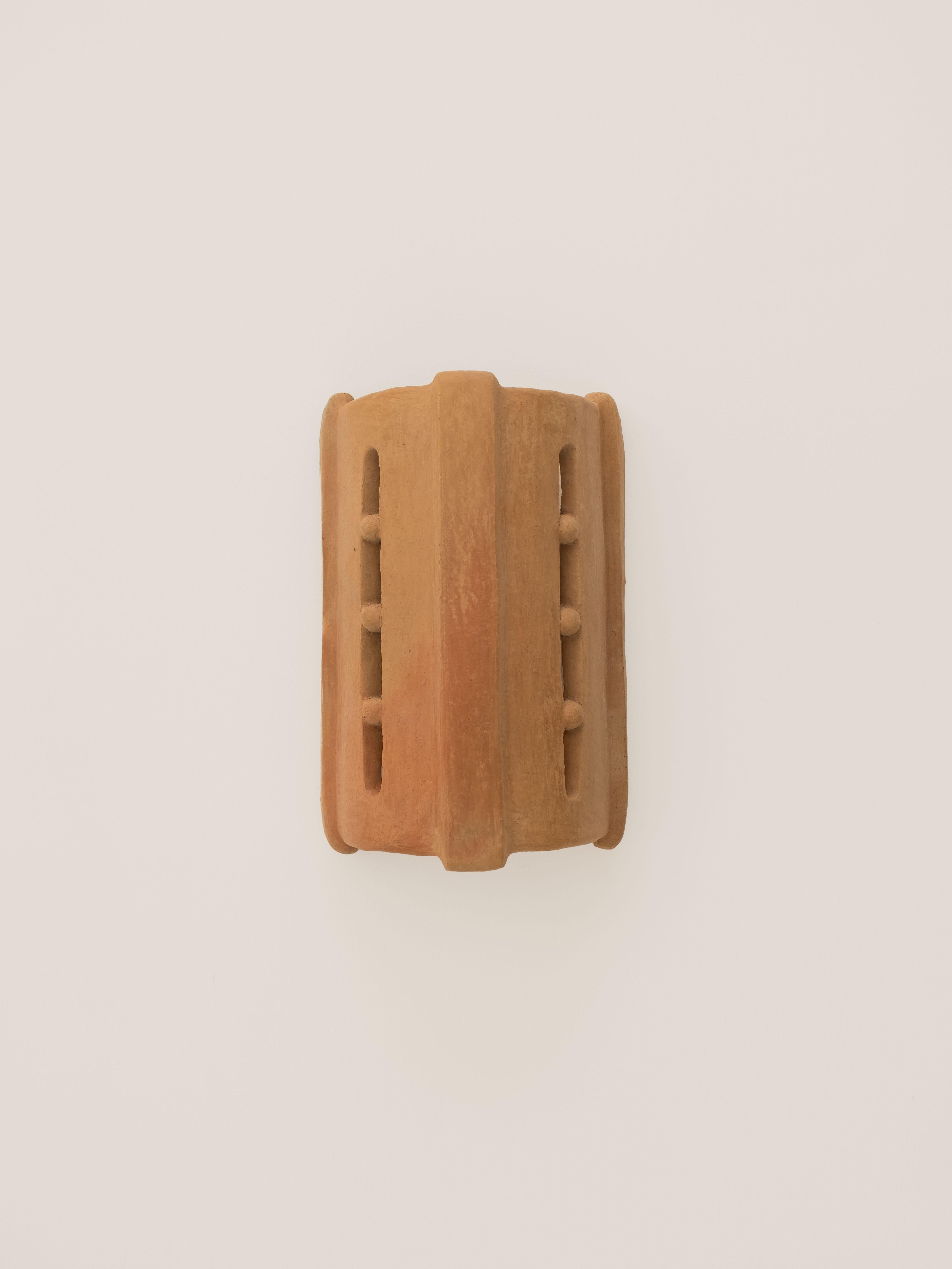 Aplique de cerámica contemporánea de terracota fabricado con arcilla local por memòri studio en venta 9