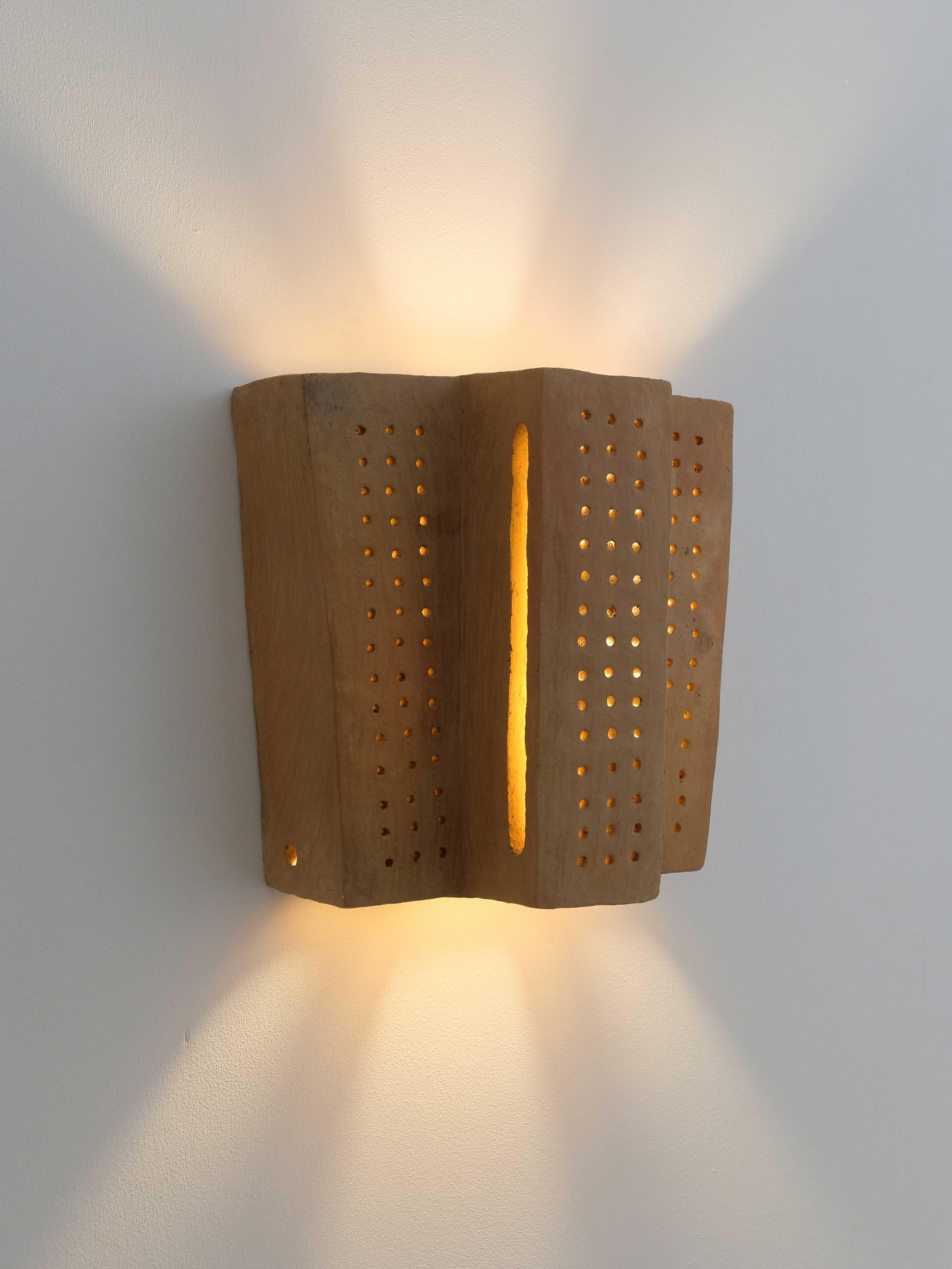 Aplique de cerámica contemporánea de terracota fabricado con arcilla local por memòri studio Artes y manualidades en venta