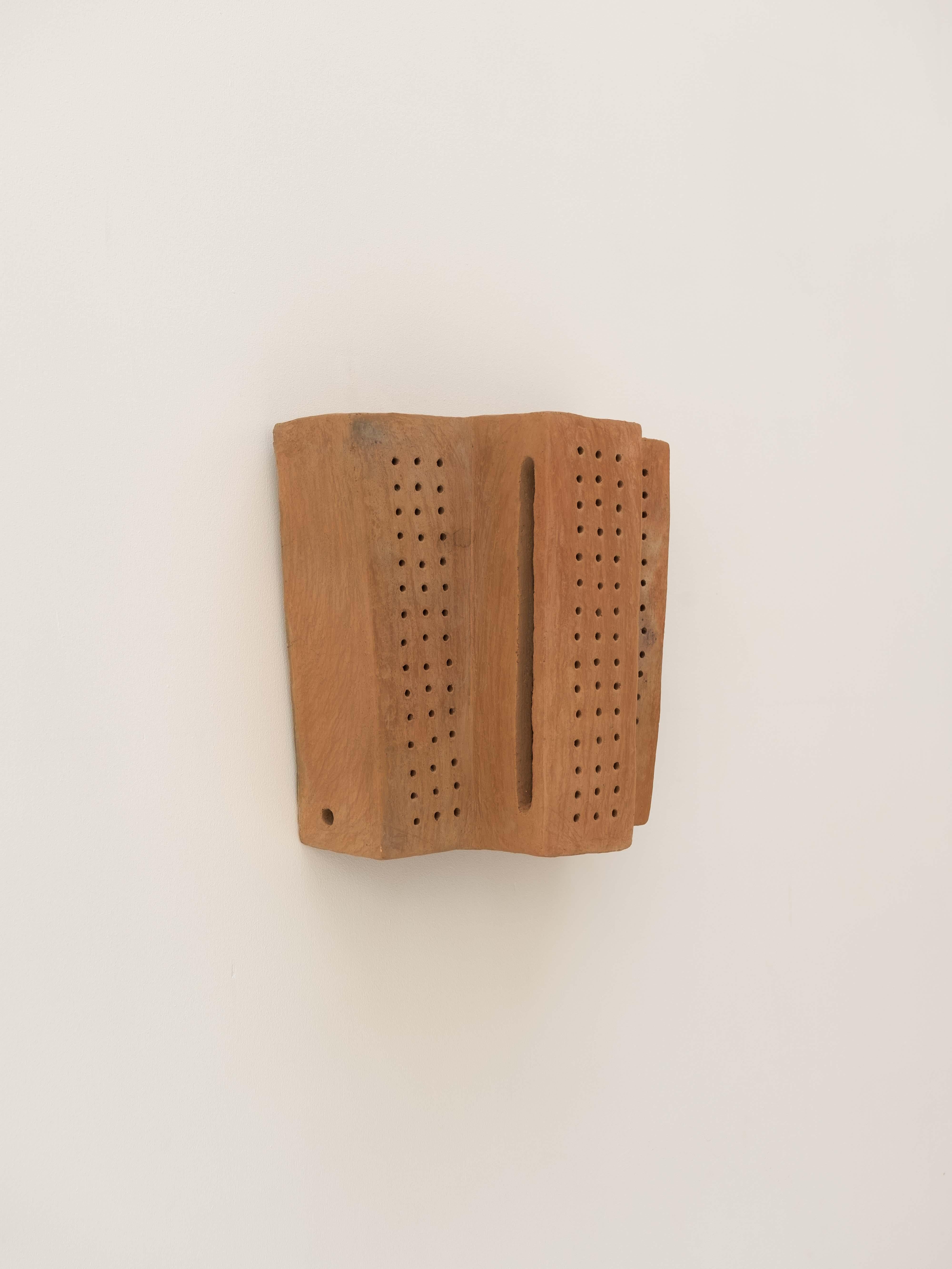 Aplique de cerámica contemporánea de terracota fabricado con arcilla local por memòri studio Al fuego en venta