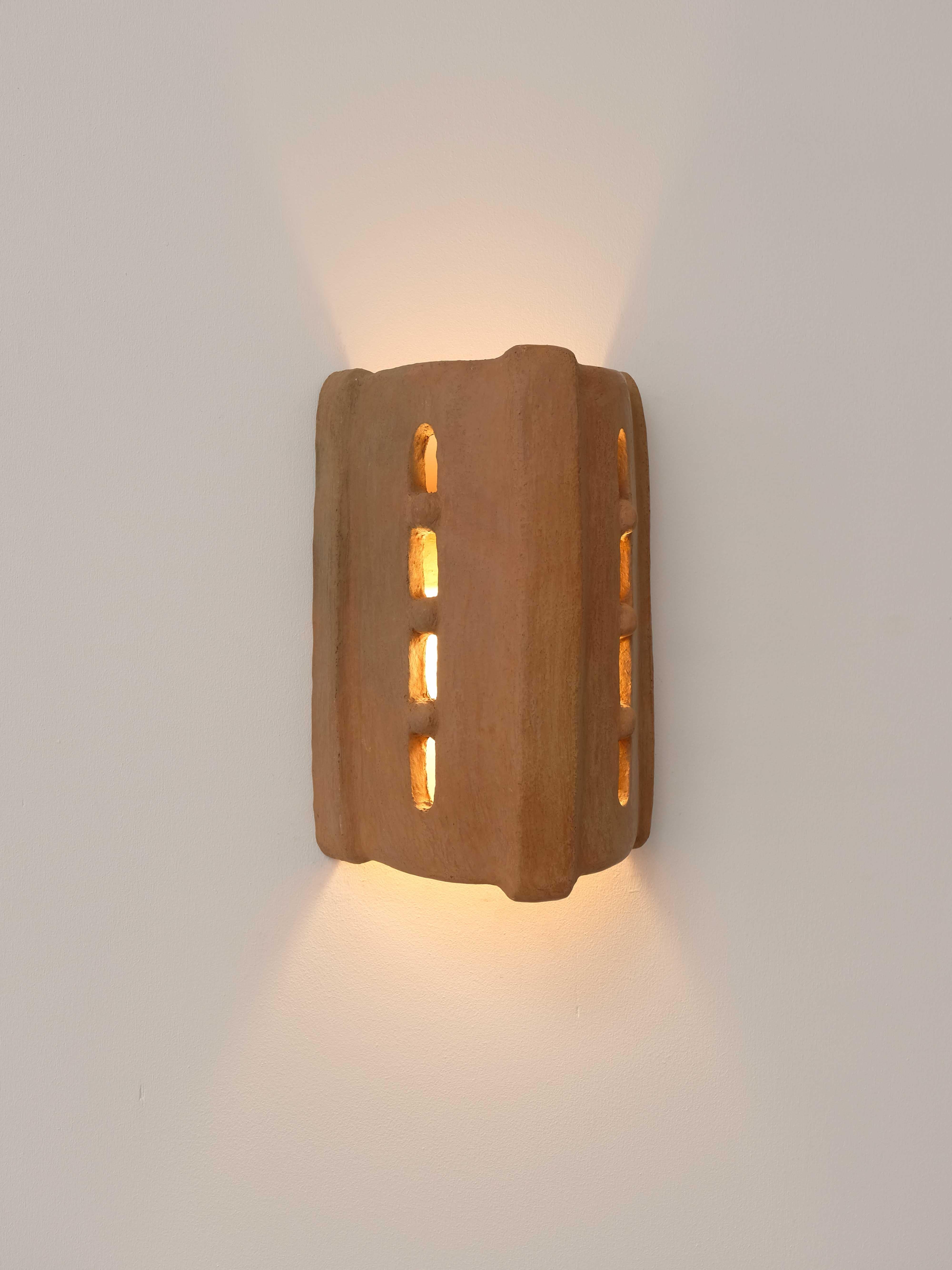 Aplique de cerámica contemporánea de terracota fabricado con arcilla local por memòri studio Arcilla en venta