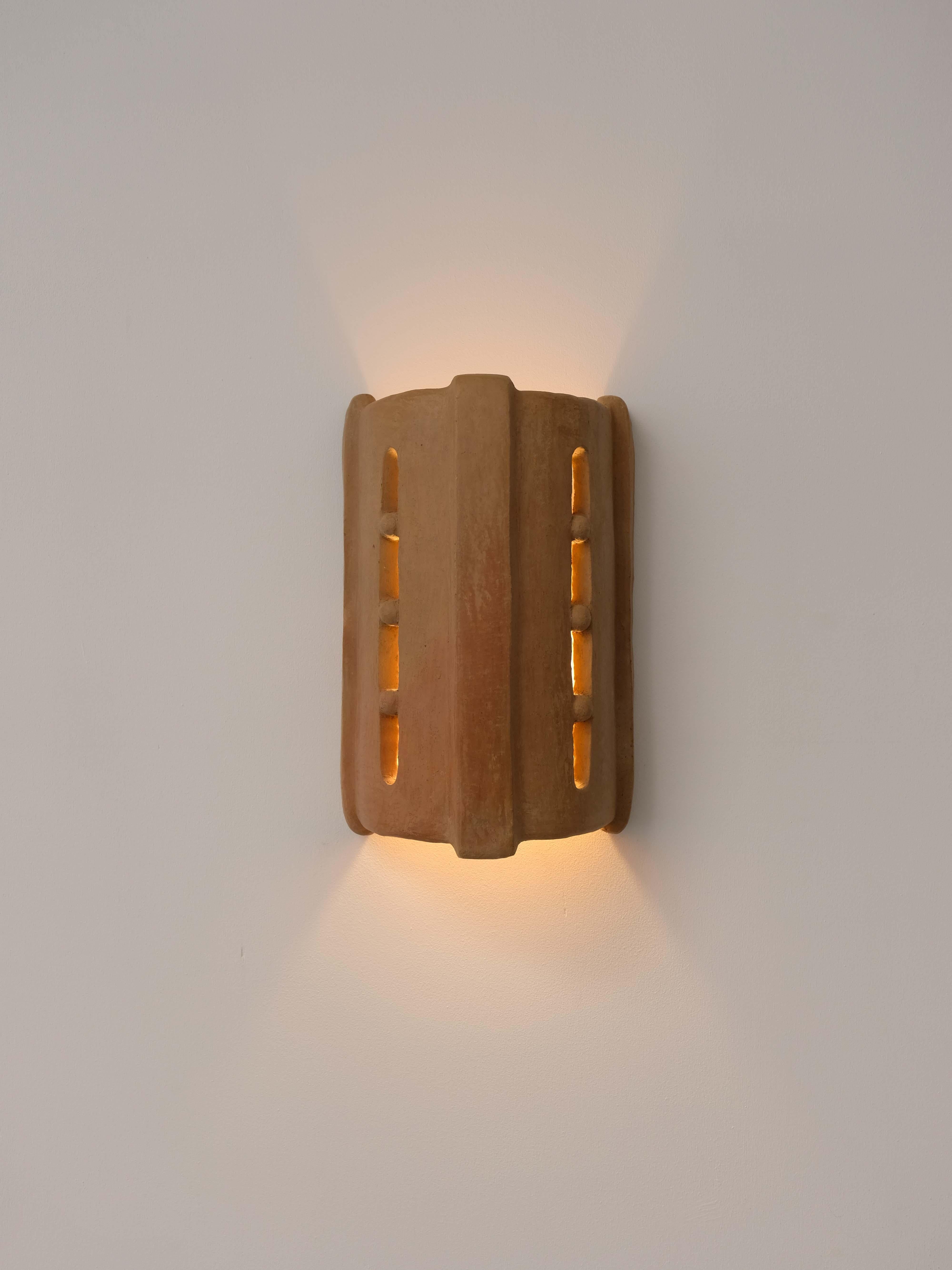 Aplique de cerámica contemporánea de terracota fabricado con arcilla local por memòri studio en Nuevo estado para la venta en Marseille, FR