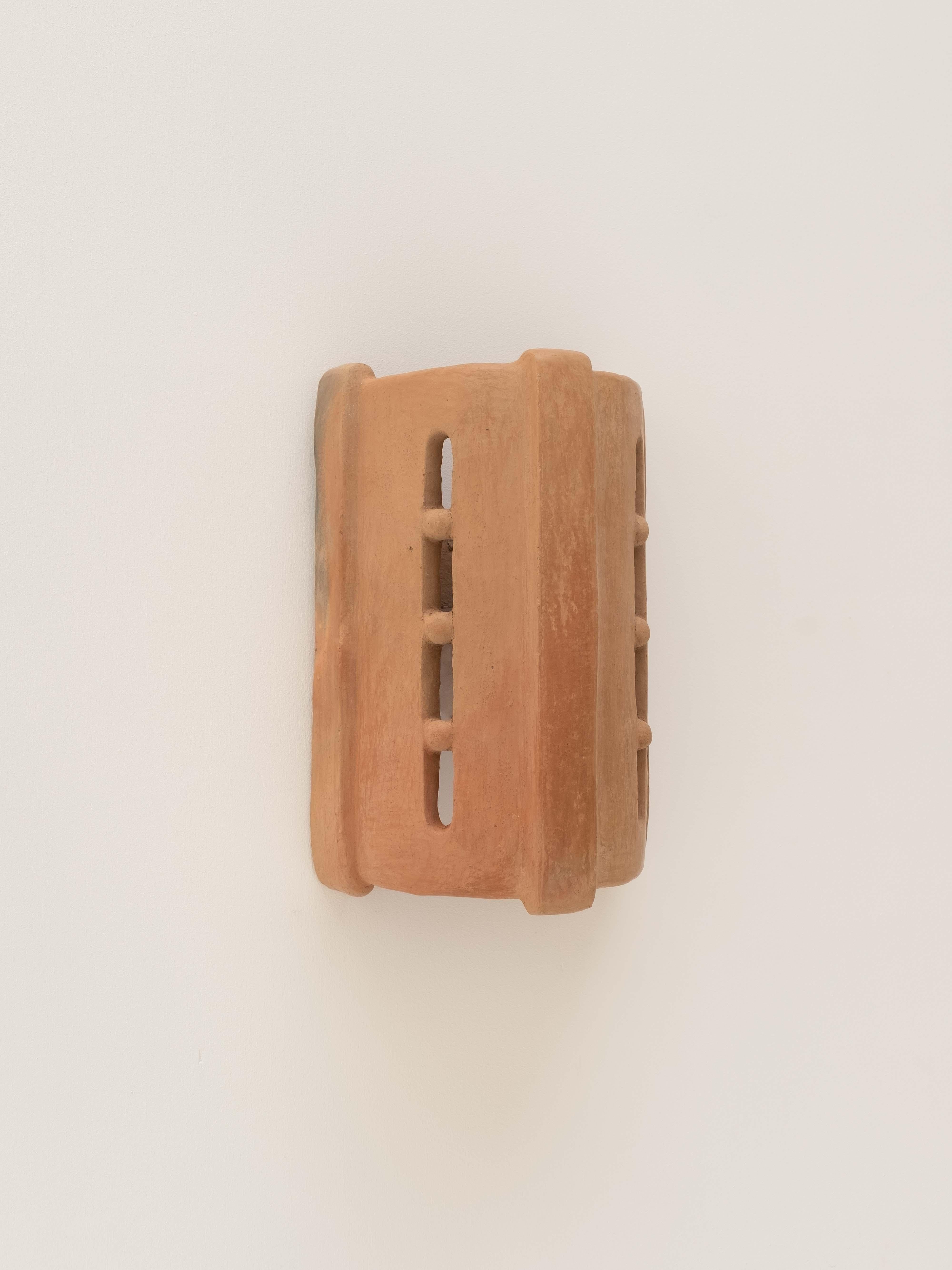 Aplique de cerámica contemporánea de terracota fabricado con arcilla local por memòri studio en venta 1