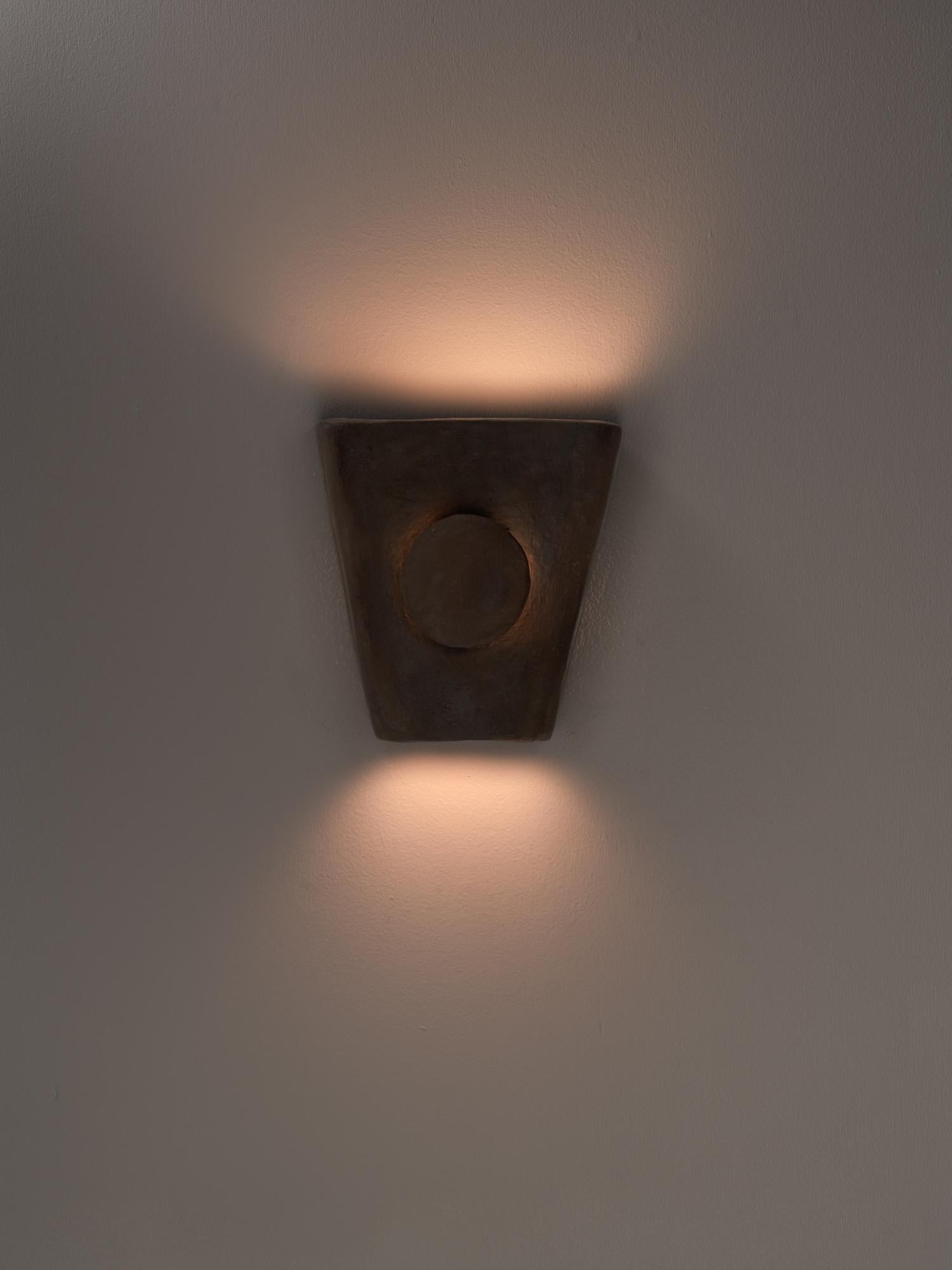 Applique contemporaine en céramique Terracotta faite à la main avec de l'argile locale. en vente 2