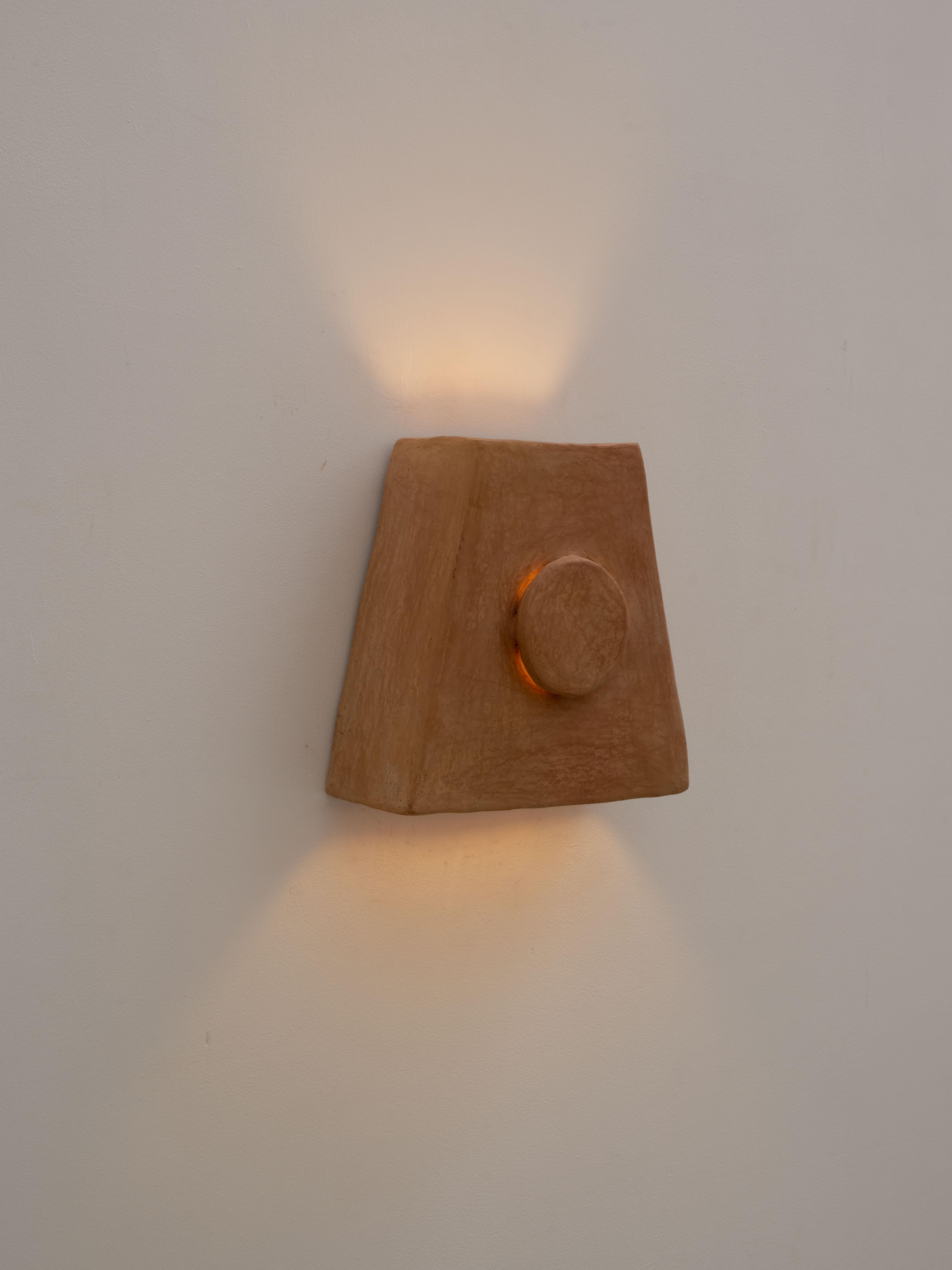 Applique contemporaine en céramique Terracotta faite à la main avec de l'argile locale. en vente 3