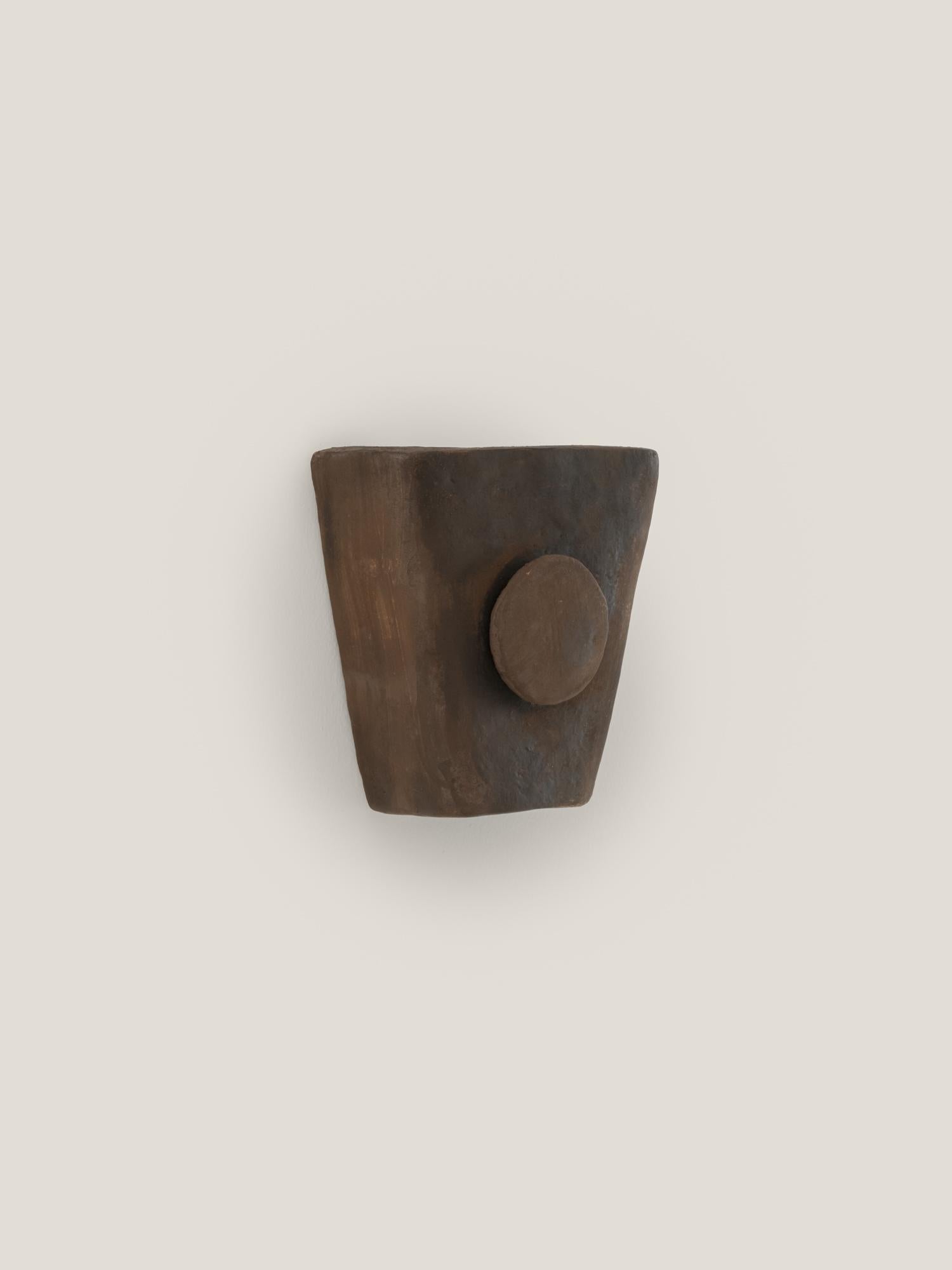 Applique contemporaine en céramique Terracotta faite à la main avec de l'argile locale. en vente 3
