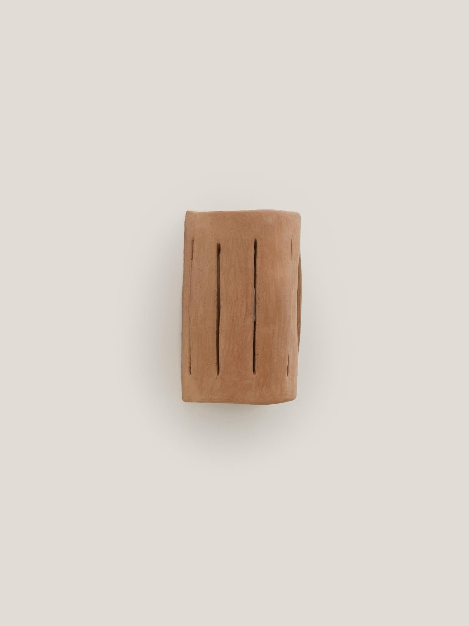 Applique contemporaine en céramique Terracotta faite à la main avec de l'argile locale. en vente 6