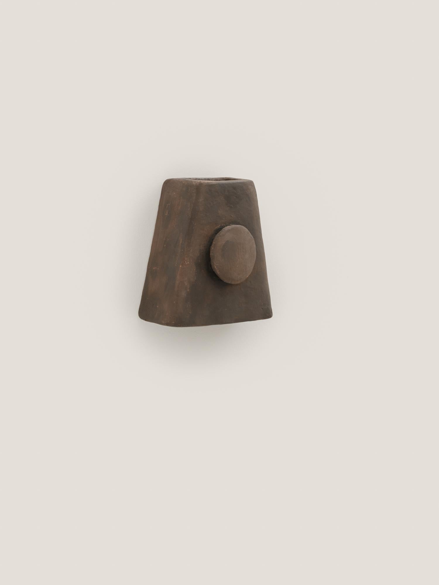 Applique contemporaine en céramique Terracotta faite à la main avec de l'argile locale. en vente 6