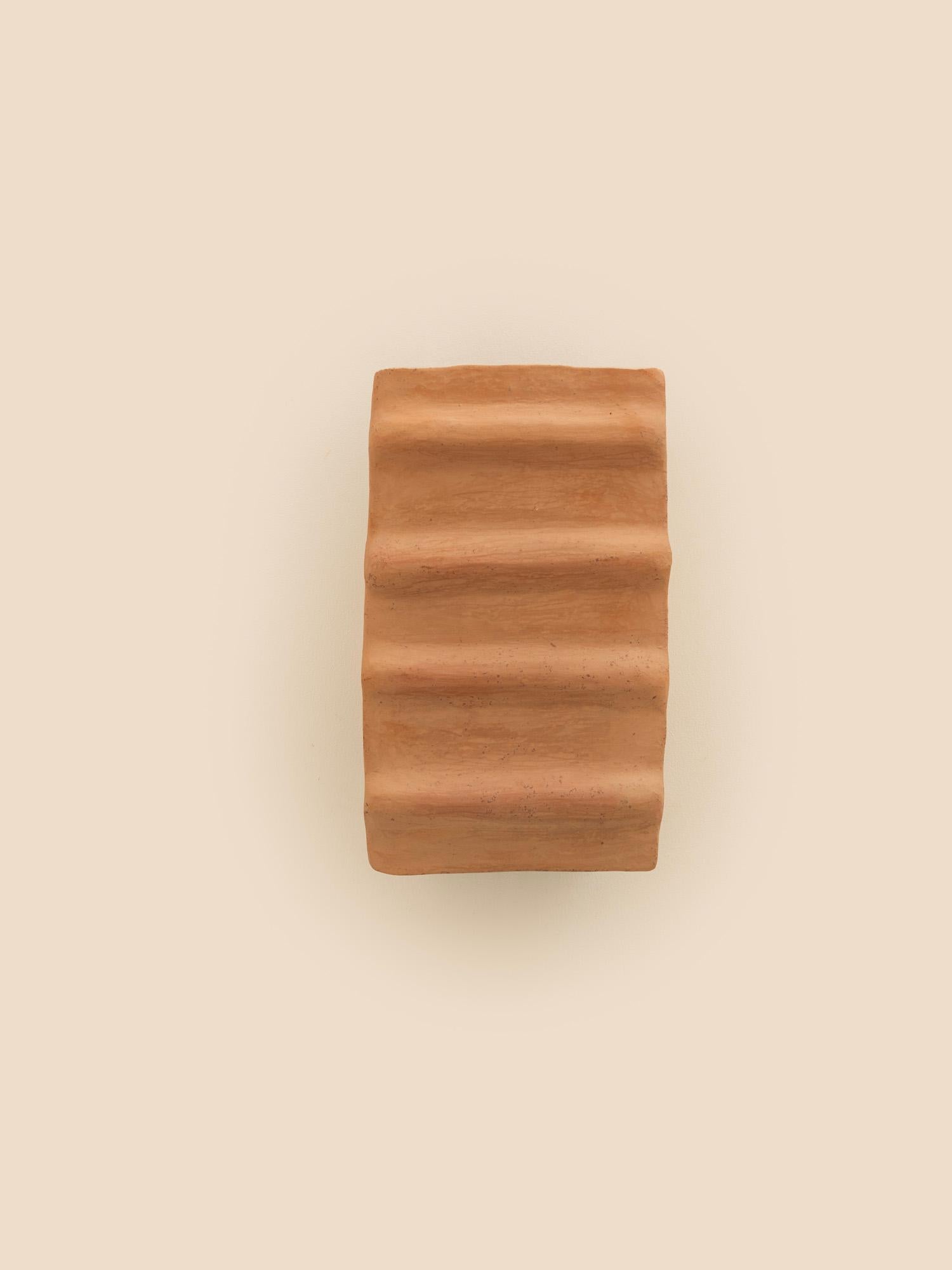 Applique contemporaine en céramique Terracotta faite à la main avec de l'argile locale. en vente 7