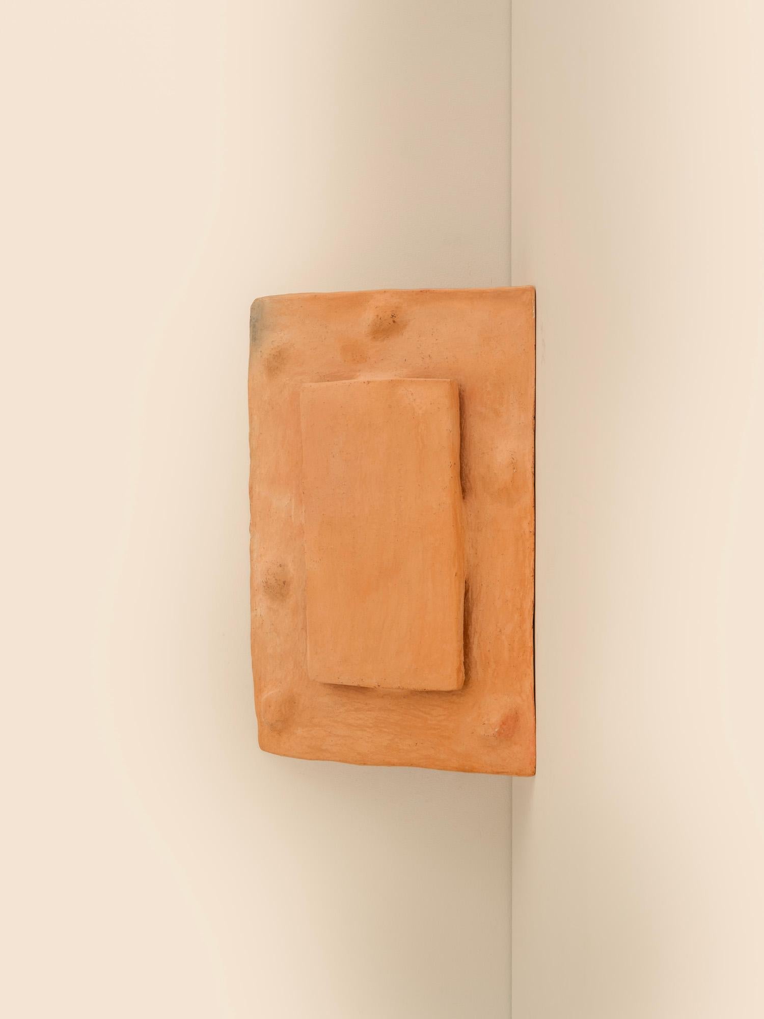 Applique contemporaine en céramique Terracotta faite à la main avec de l'argile locale. en vente 8