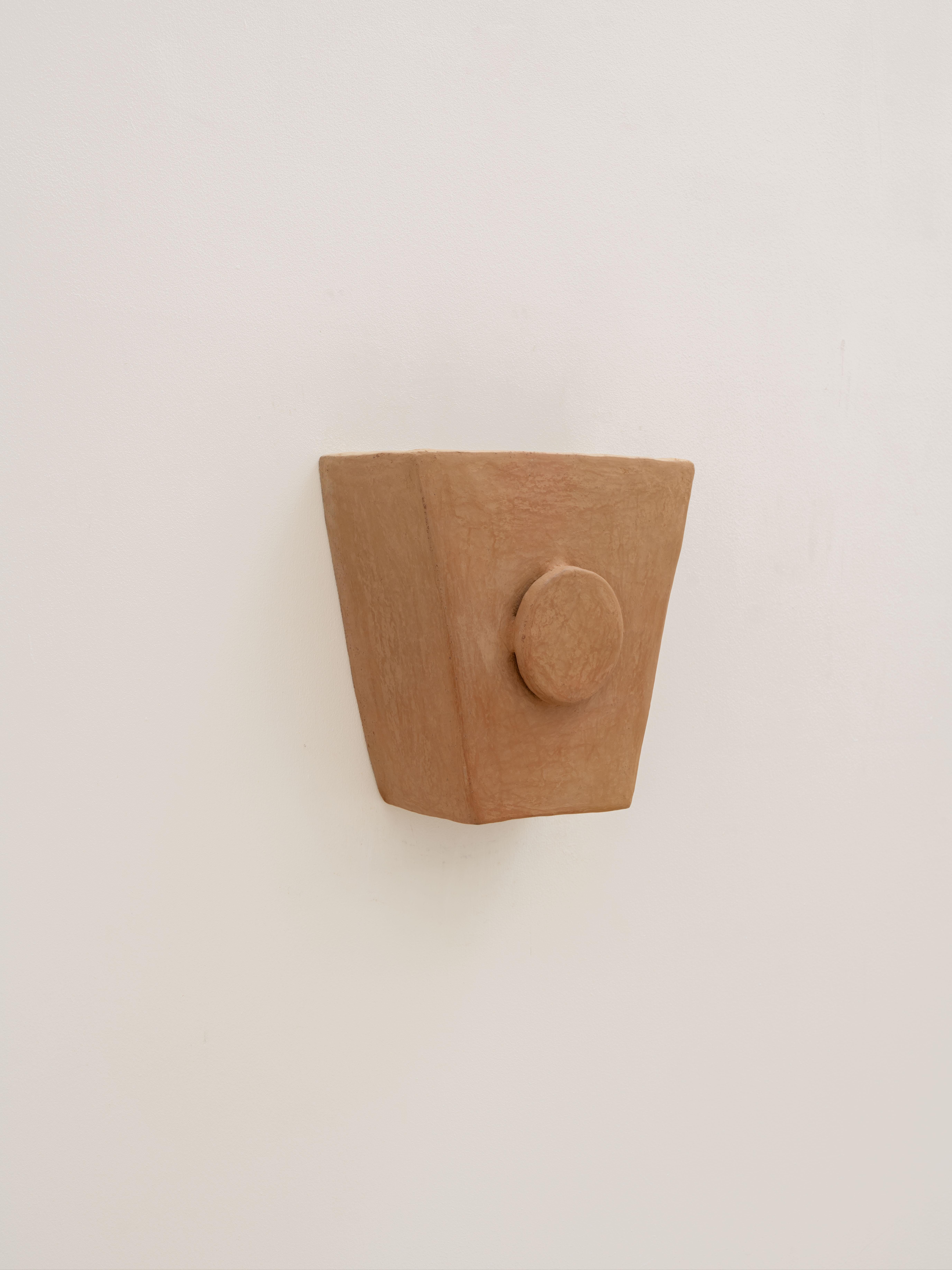 Applique contemporaine en céramique Terracotta faite à la main avec de l'argile locale. en vente 9