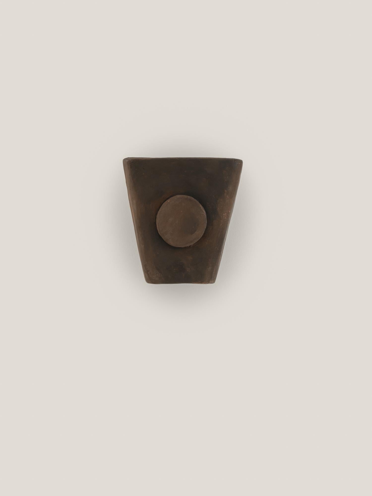 Applique contemporaine en céramique Terracotta faite à la main avec de l'argile locale. en vente 10