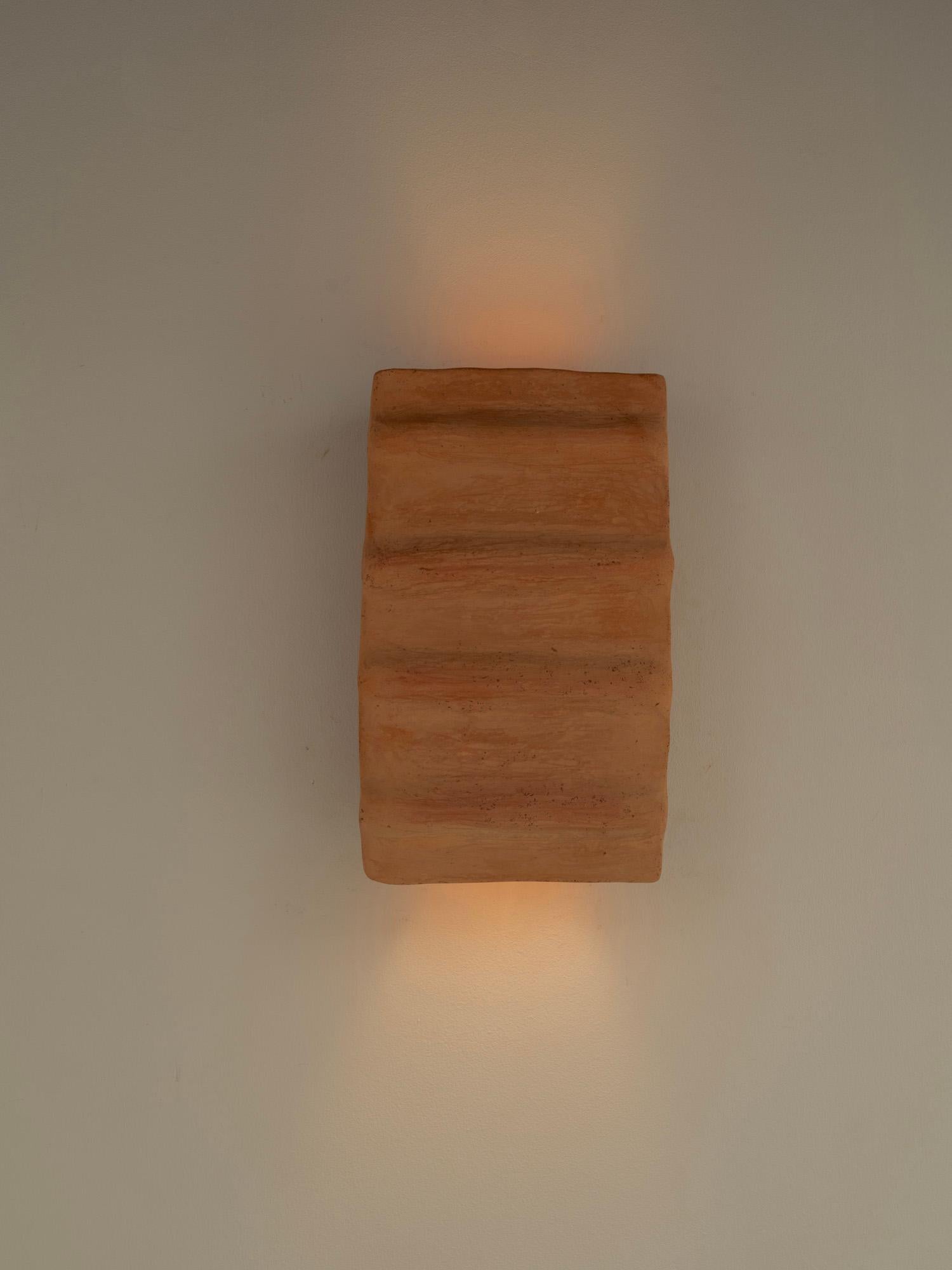 Applique contemporaine en céramique Terracotta faite à la main avec de l'argile locale. en vente 10