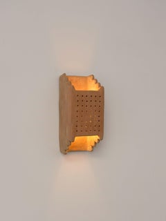 Aplique de cerámica contemporánea de terracota Hecho de arcilla local, artesanal
