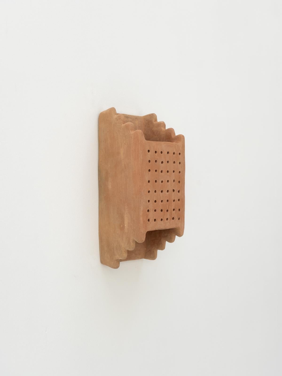 - Handbuilt terracotta ceramic wall light
- made of clay collected from the potter's surroundings.
- made in the Moroccan Rif mountains by the potter Houda.
- co-created by the potter Houda x memòri team
- small scale-production
- an extra fixing is