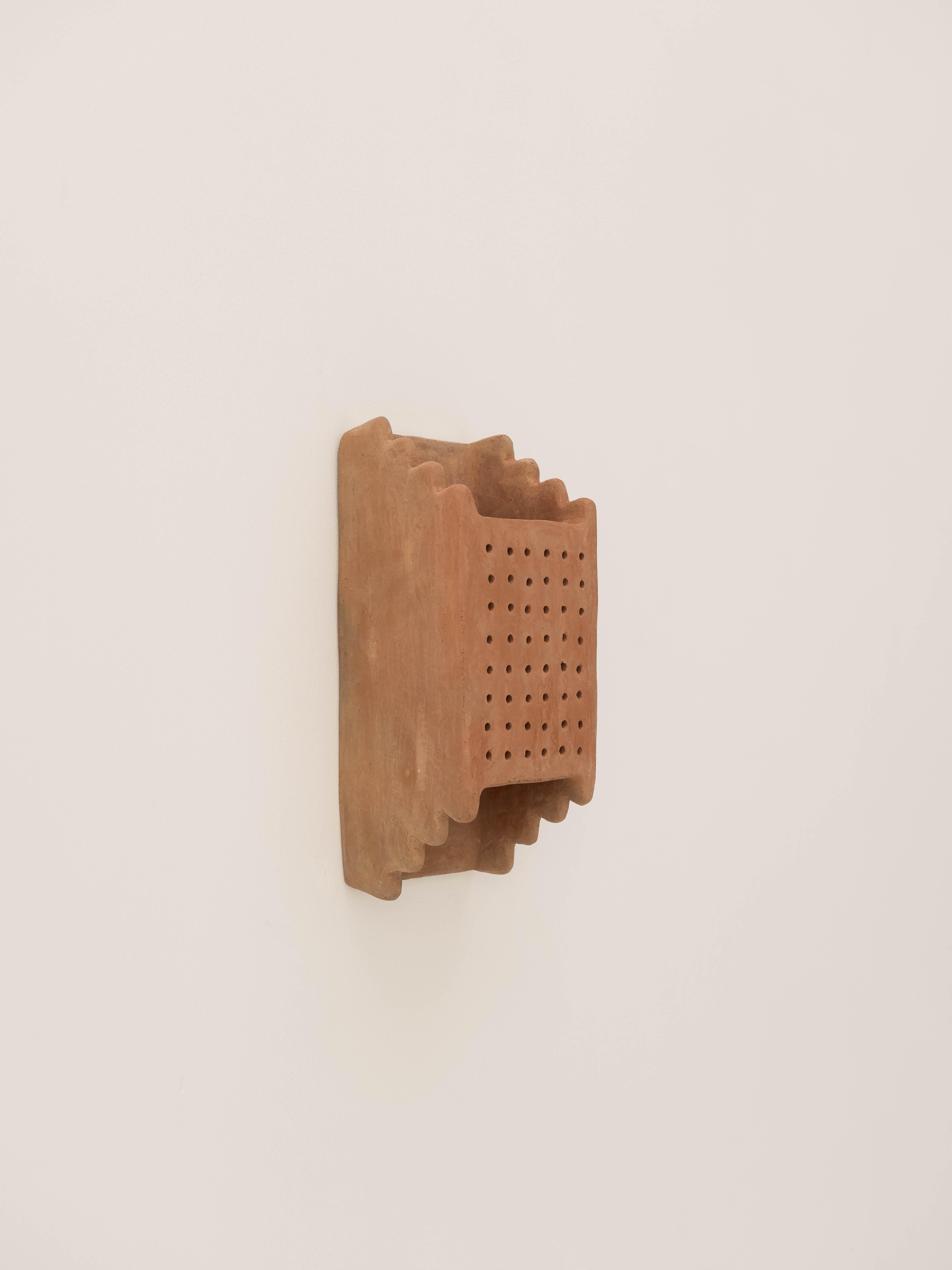 - Handbuilt terracotta ceramic wall light
- made of clay collected from the potter's surroundings.
- made in the Moroccan Rif mountains by the potter Houda.
- co-created by the potter Houda x memòri team
- small scale-production
- an extra fixing is