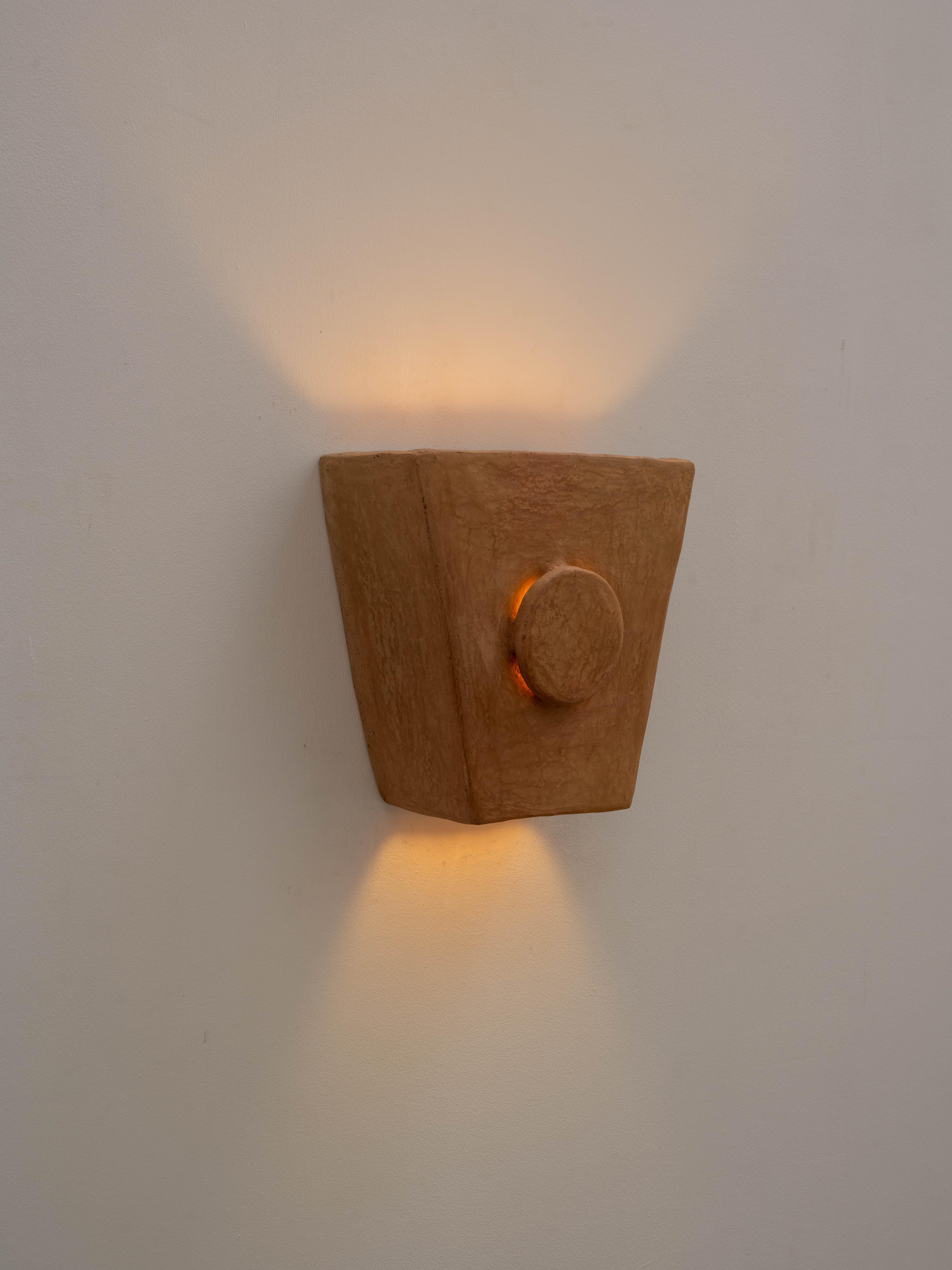 Africain Applique contemporaine en céramique Terracotta faite à la main avec de l'argile locale. en vente