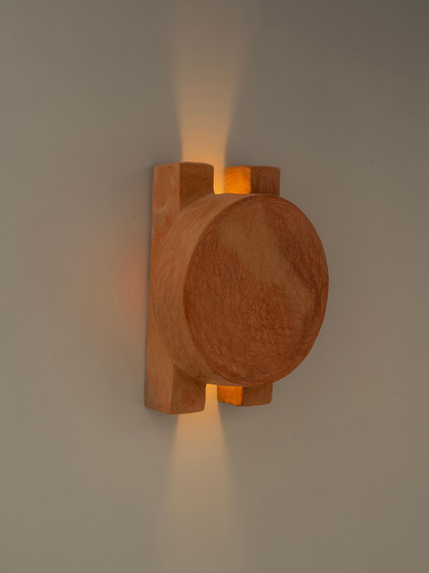 Marocain Applique contemporaine en céramique Terracotta faite à la main avec de l'argile locale. en vente