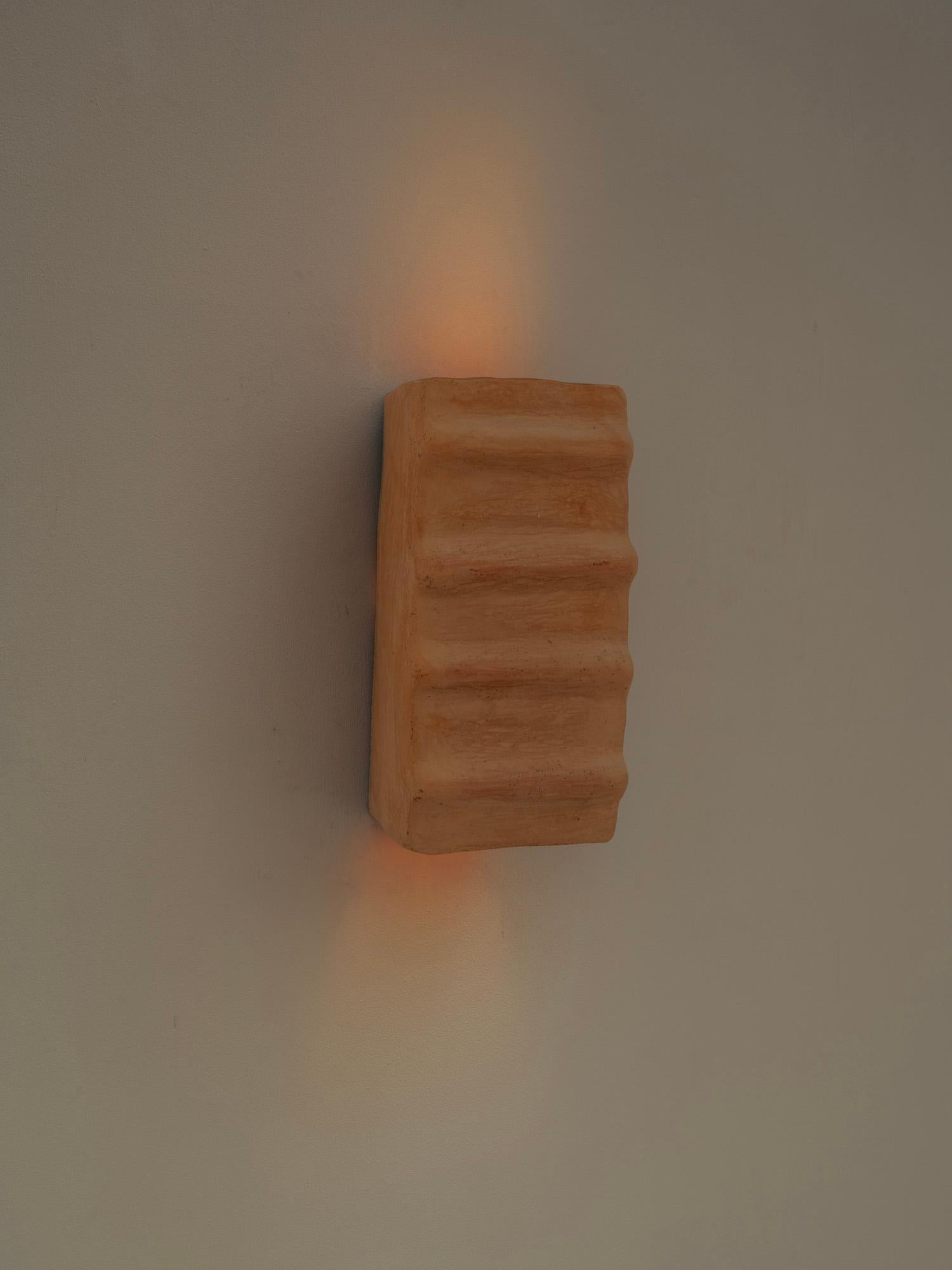 Marocain Applique contemporaine en céramique Terracotta faite à la main avec de l'argile locale. en vente