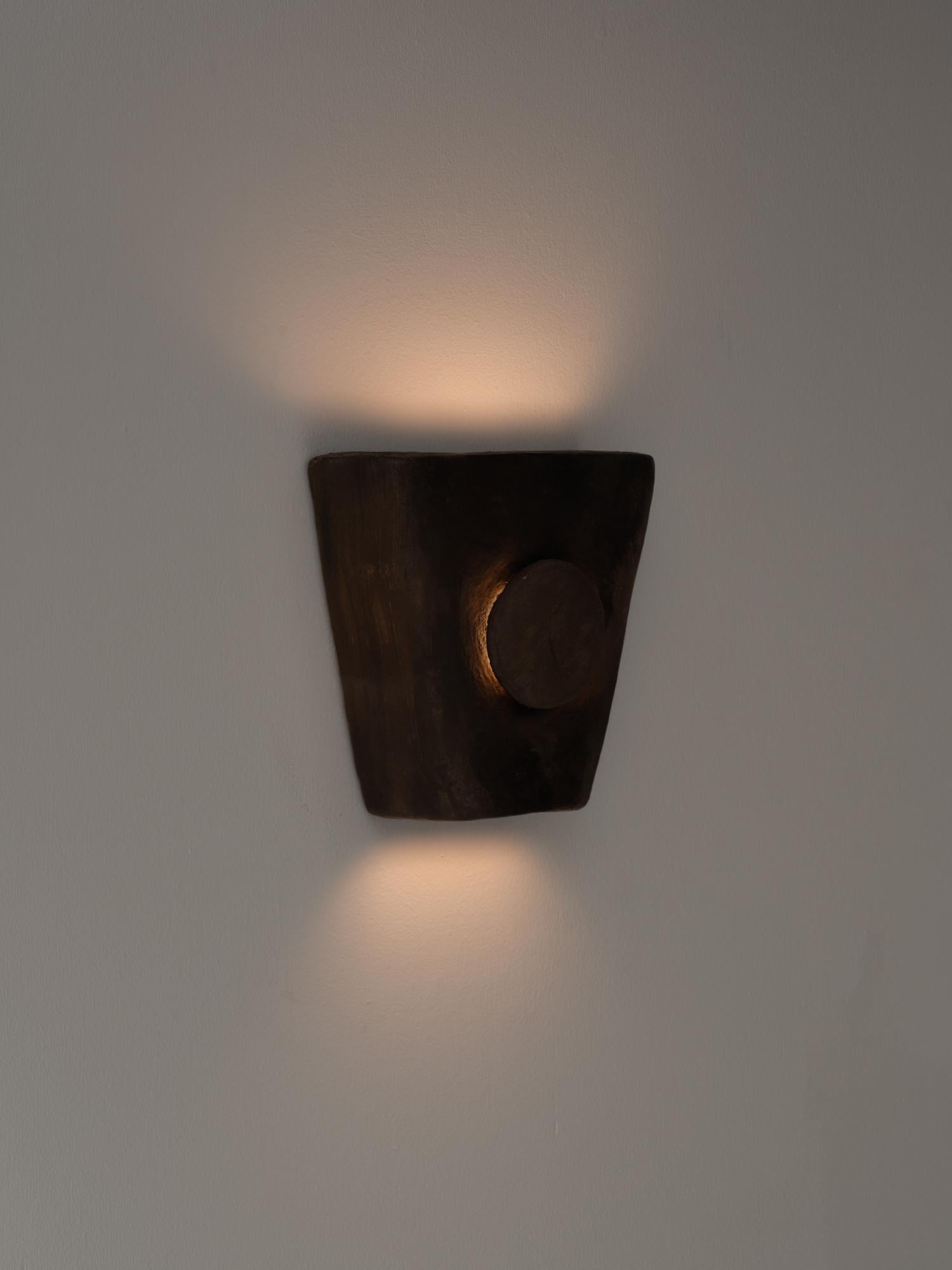 Cuit Applique contemporaine en céramique Terracotta faite à la main avec de l'argile locale. en vente