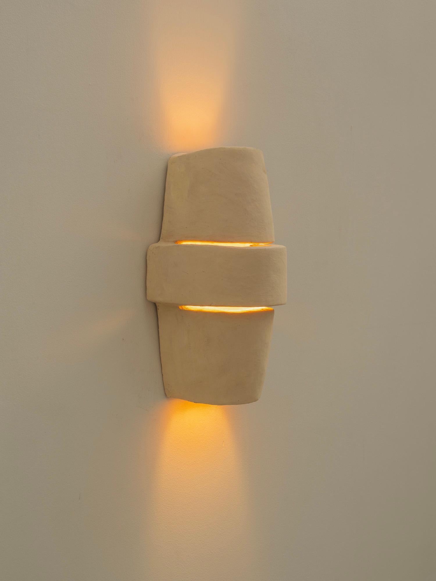 Cuit Applique contemporaine en céramique Terracotta faite à la main avec de l'argile locale. en vente
