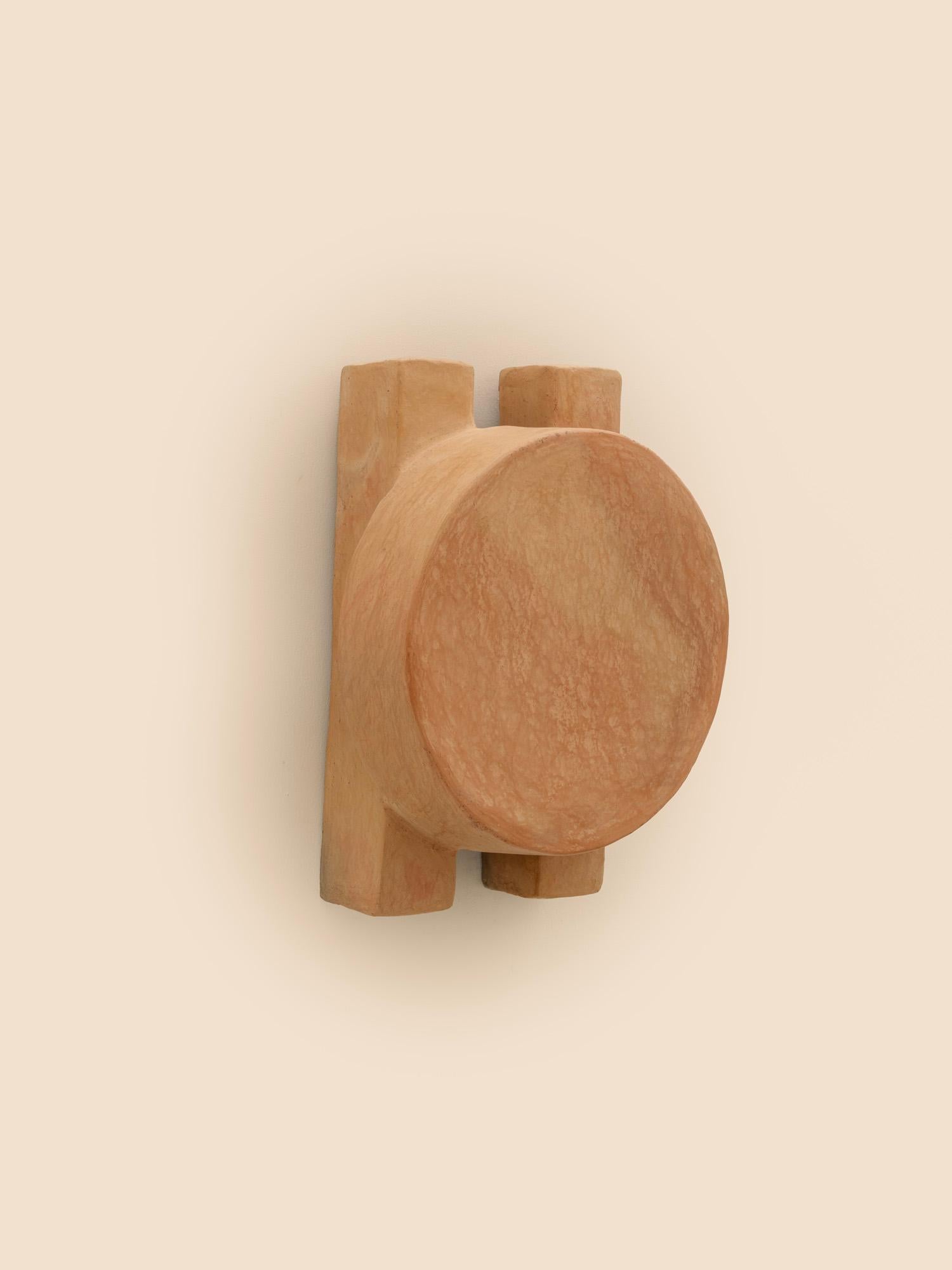 Cuit Applique contemporaine en céramique Terracotta faite à la main avec de l'argile locale. en vente