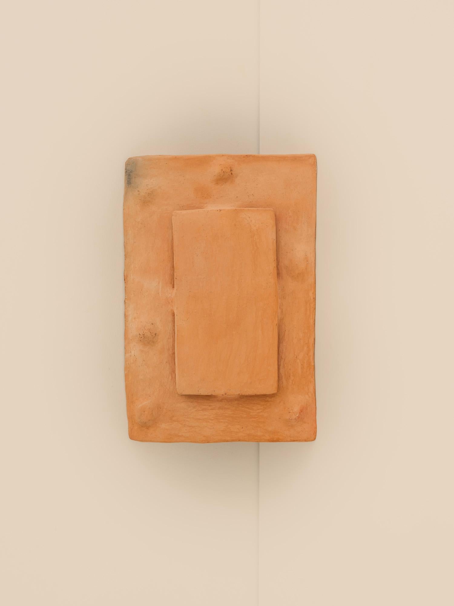 Cuit Applique contemporaine en céramique Terracotta faite à la main avec de l'argile locale. en vente