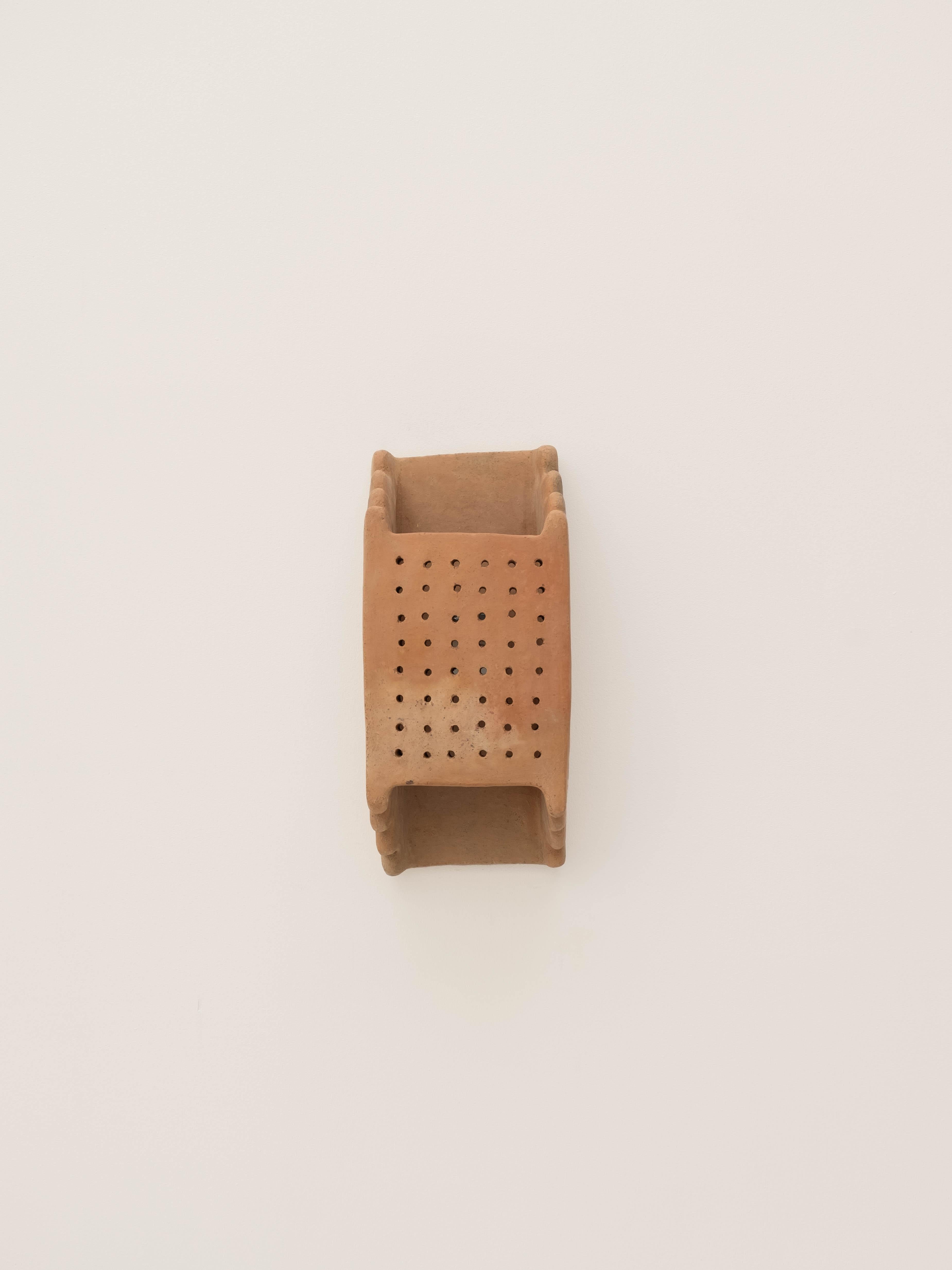 Arts and Crafts Applique contemporaine en céramique Terracotta faite à la main avec de l'argile locale. en vente