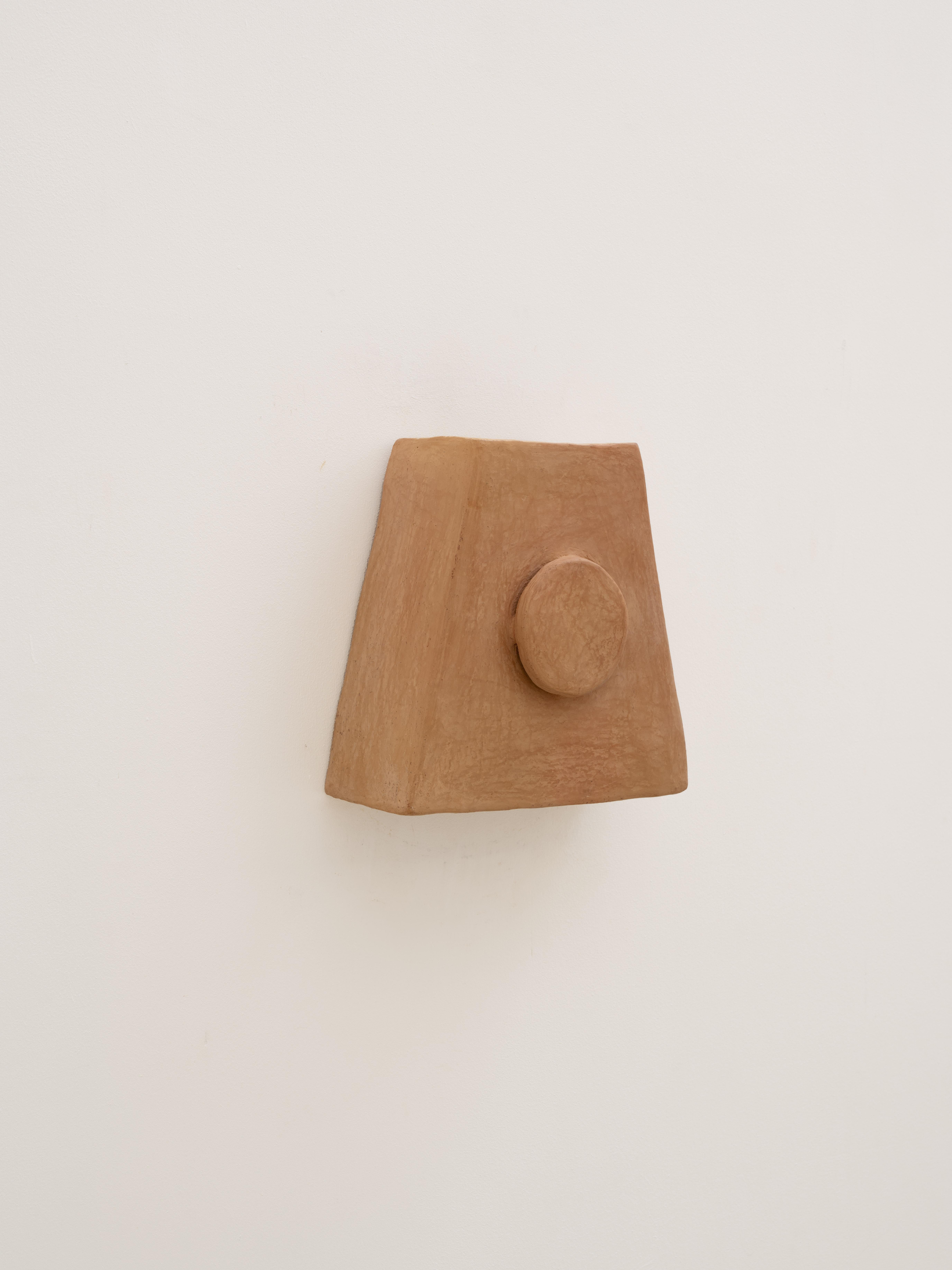 Applique contemporaine en céramique Terracotta faite à la main avec de l'argile locale. Neuf - En vente à Marseille, FR