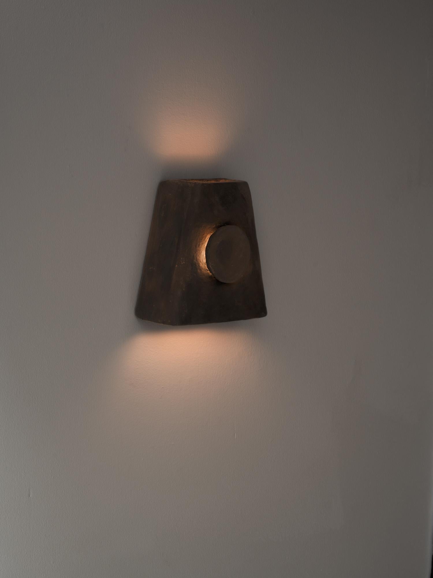 Applique contemporaine en céramique Terracotta faite à la main avec de l'argile locale. Neuf - En vente à Marseille, FR