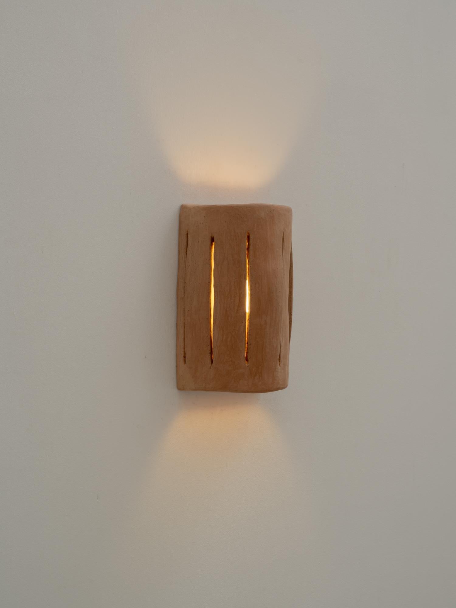 XXIe siècle et contemporain Applique contemporaine en céramique Terracotta faite à la main avec de l'argile locale. en vente