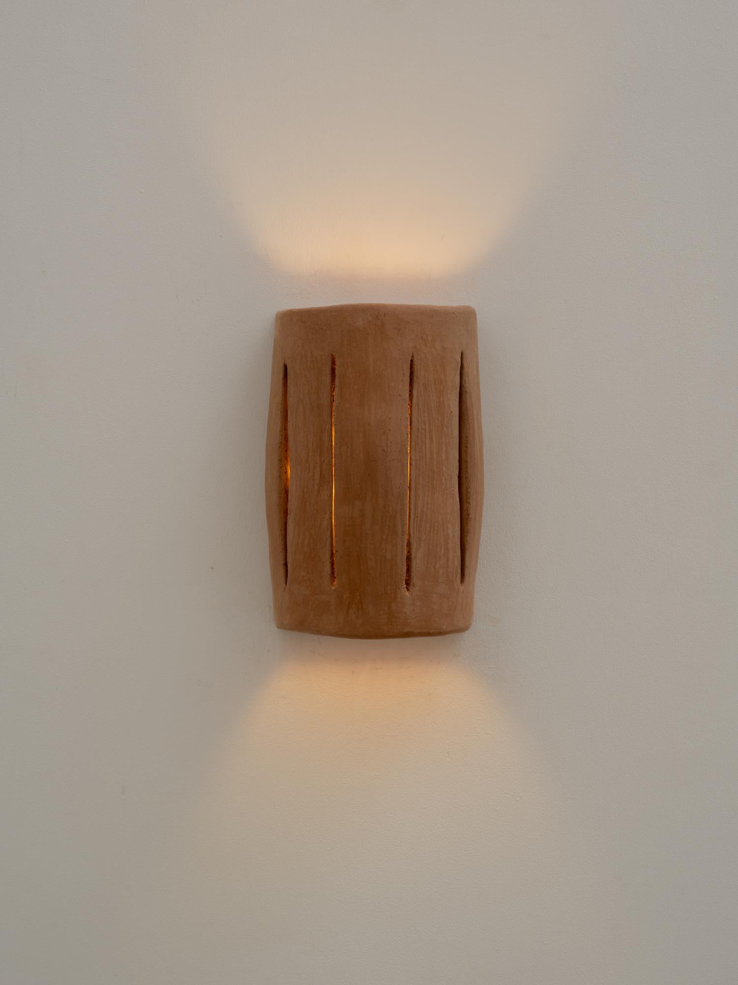 Argile Applique contemporaine en céramique Terracotta faite à la main avec de l'argile locale. en vente