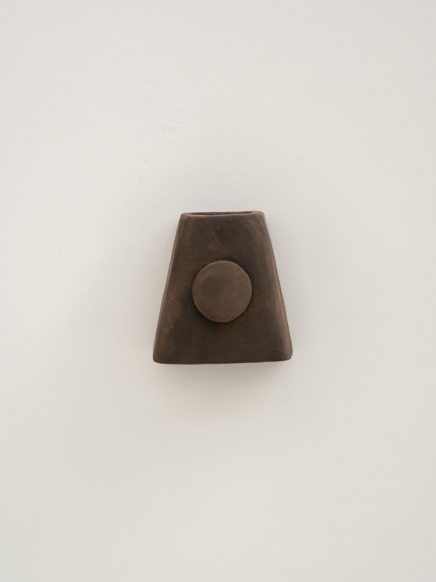 Argile Applique contemporaine en céramique Terracotta faite à la main avec de l'argile locale. en vente